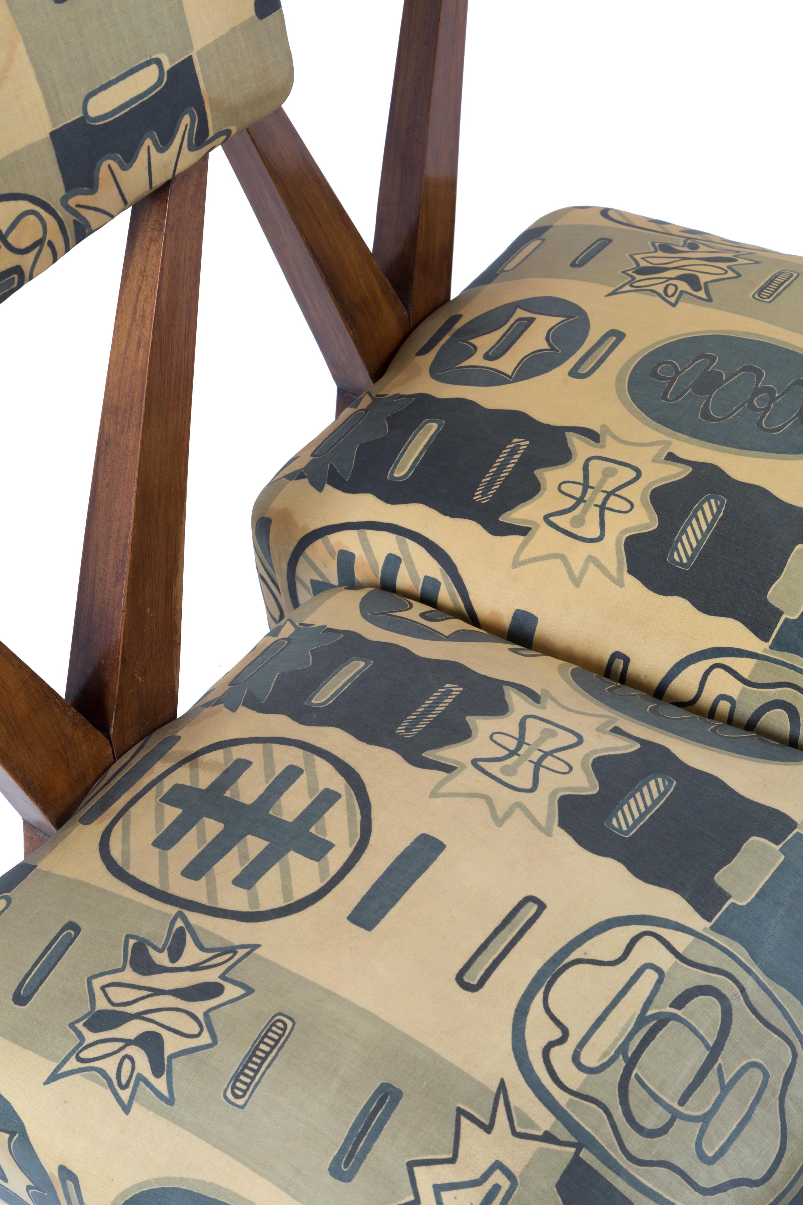 Elegant set of four chairs designed by Gianni Vigorelli from the 1950s. The set of chairs presents seat and backrest with its original coeval fabric of the time in excellent condition. The particularity of the set is its X-shaped wooden backrest