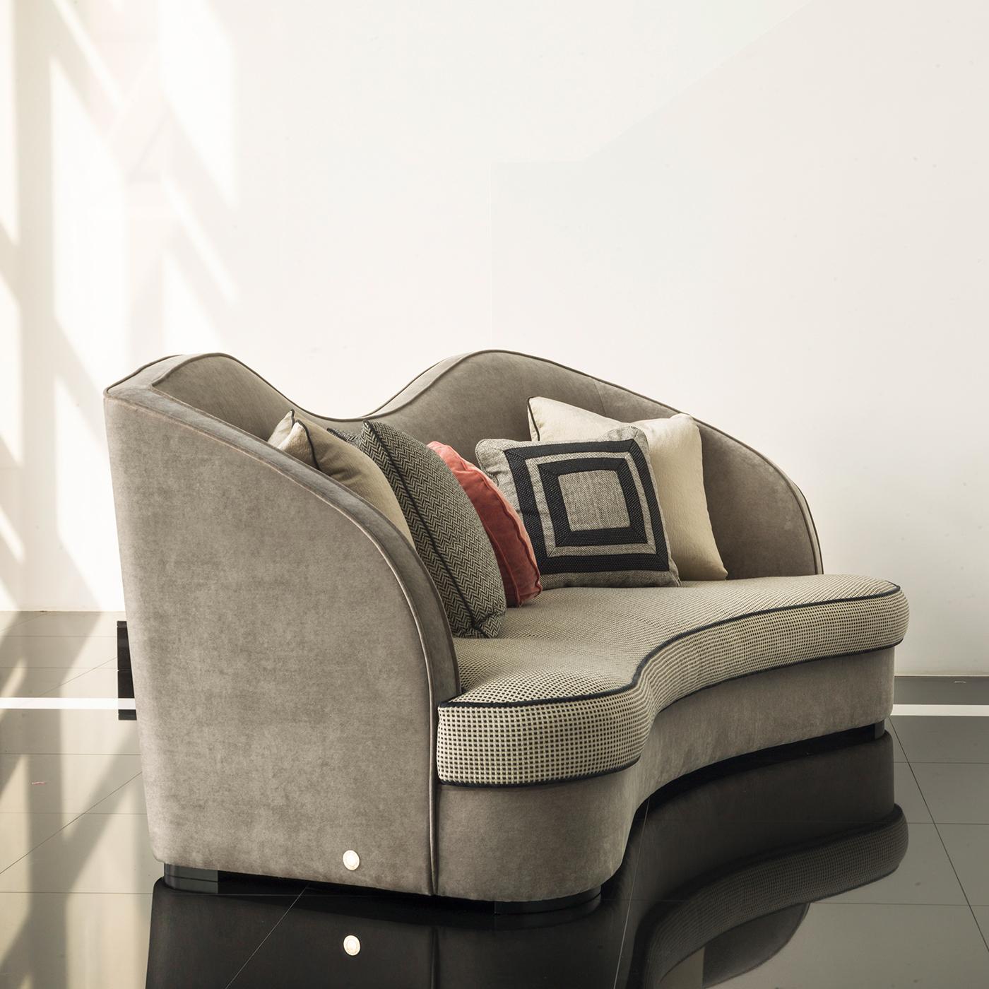 Schaffen Sie mit dem 3-Sitzer-Sofa Gianni von Chiara Provasi eine coole Kuschelecke in einem modernen Wohnzimmer. Gianni von Provasi ist ein Designer, der vor Extravaganz nicht zurückschreckt und beweist, dass mehr manchmal mehr ist. Mit seinem