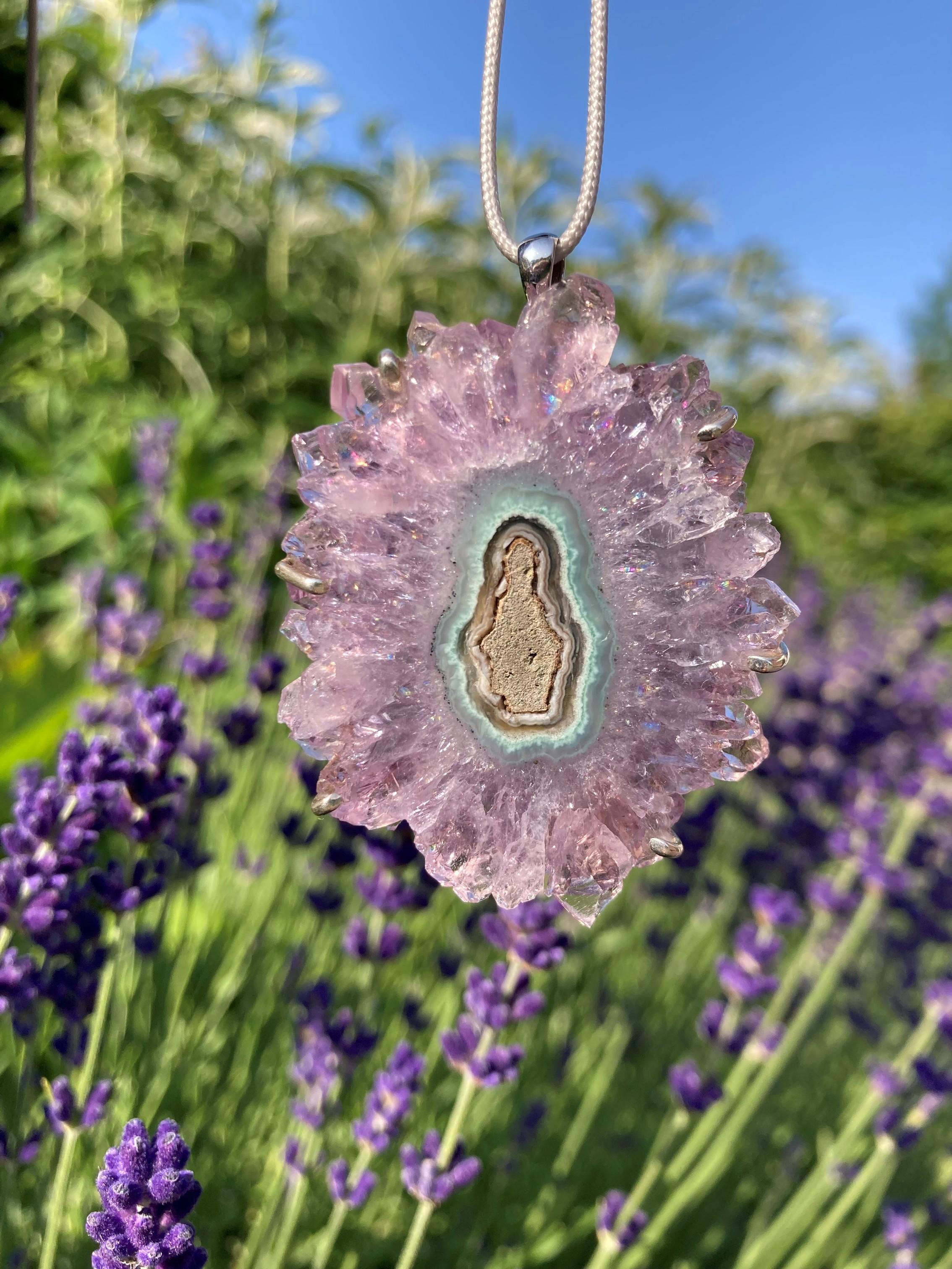 Giant 120 Carat Amethyst Stalactite Charm White Gold Necklace In Excellent Condition For Sale In GOES, NL