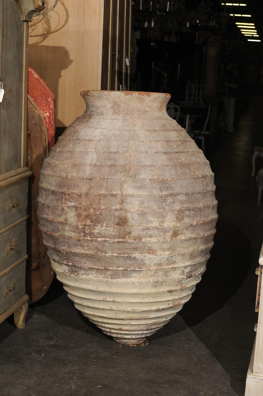 Turco Vaso per olive in terracotta turca del XVII secolo (o più antico) con struttura a coste, alto 5 piedi in vendita