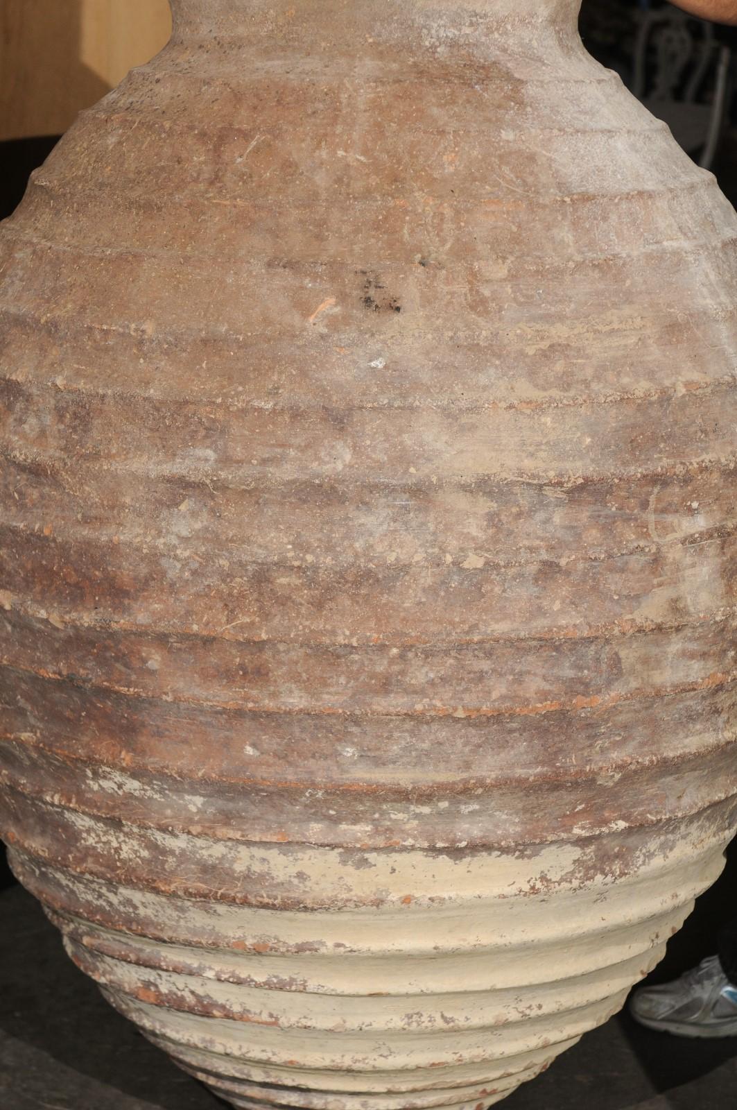 Vaso per olive in terracotta turca del XVII secolo (o più antico) con struttura a coste, alto 5 piedi in vendita 1