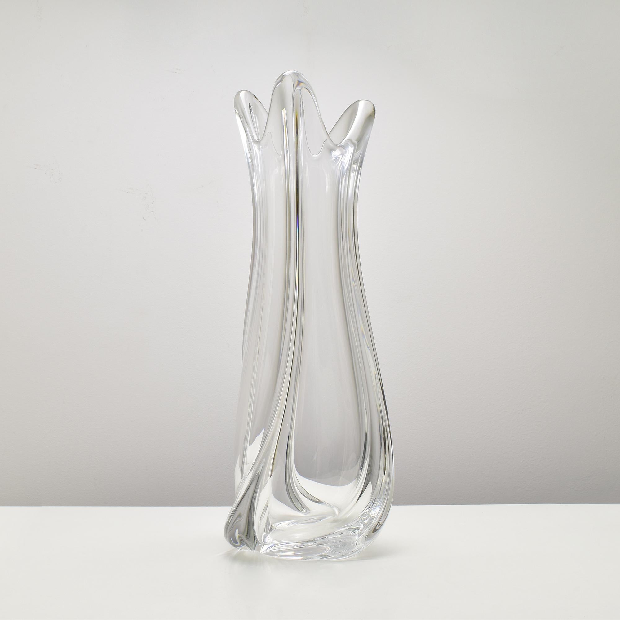 Mid-Century moderno Vaso scultoreo gigante in vetro trasparente soffiato di 50 cm di Val Lambert in vendita