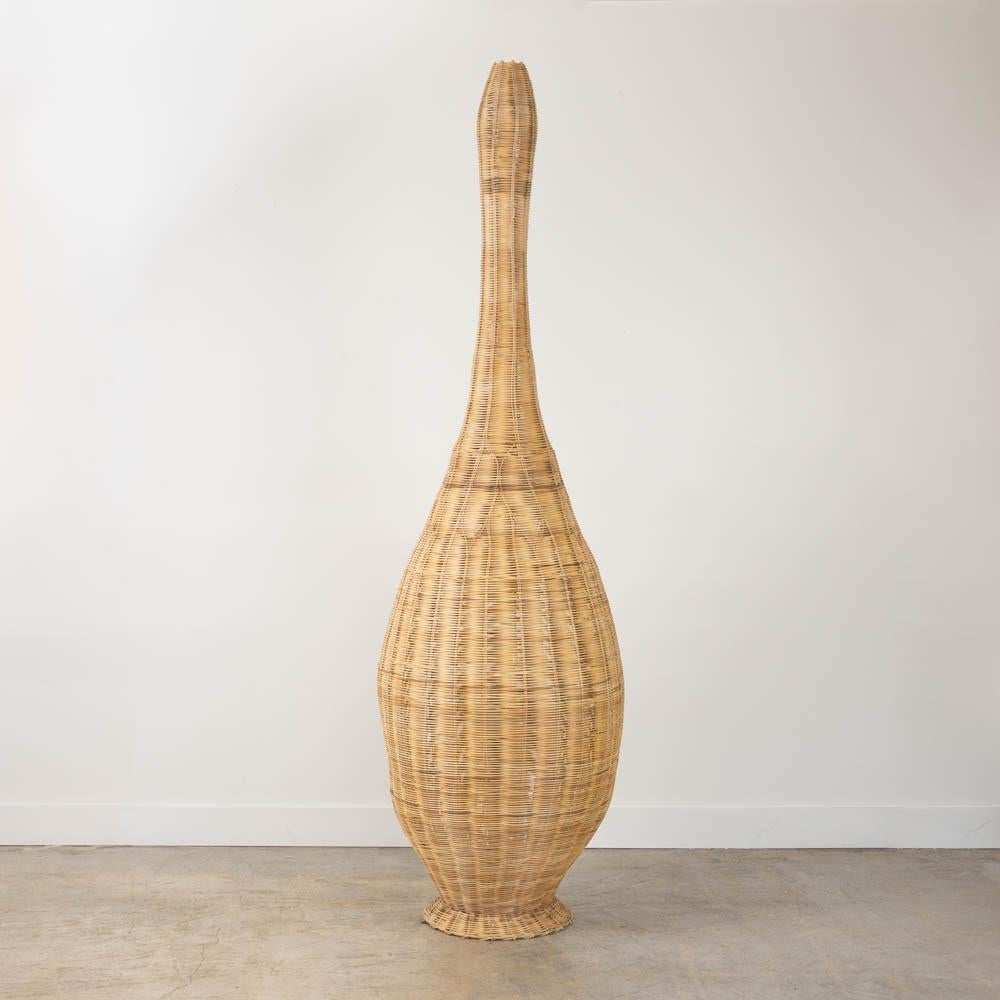 Lampada da terra scultorea in vimini gigante di 7 piedi proveniente dalla Francia. Una forma organica unica a forma di zucca con collo sottile e parte superiore aperta. Il vimini d'epoca mostra un'ottima età e patina. La struttura metallica interna