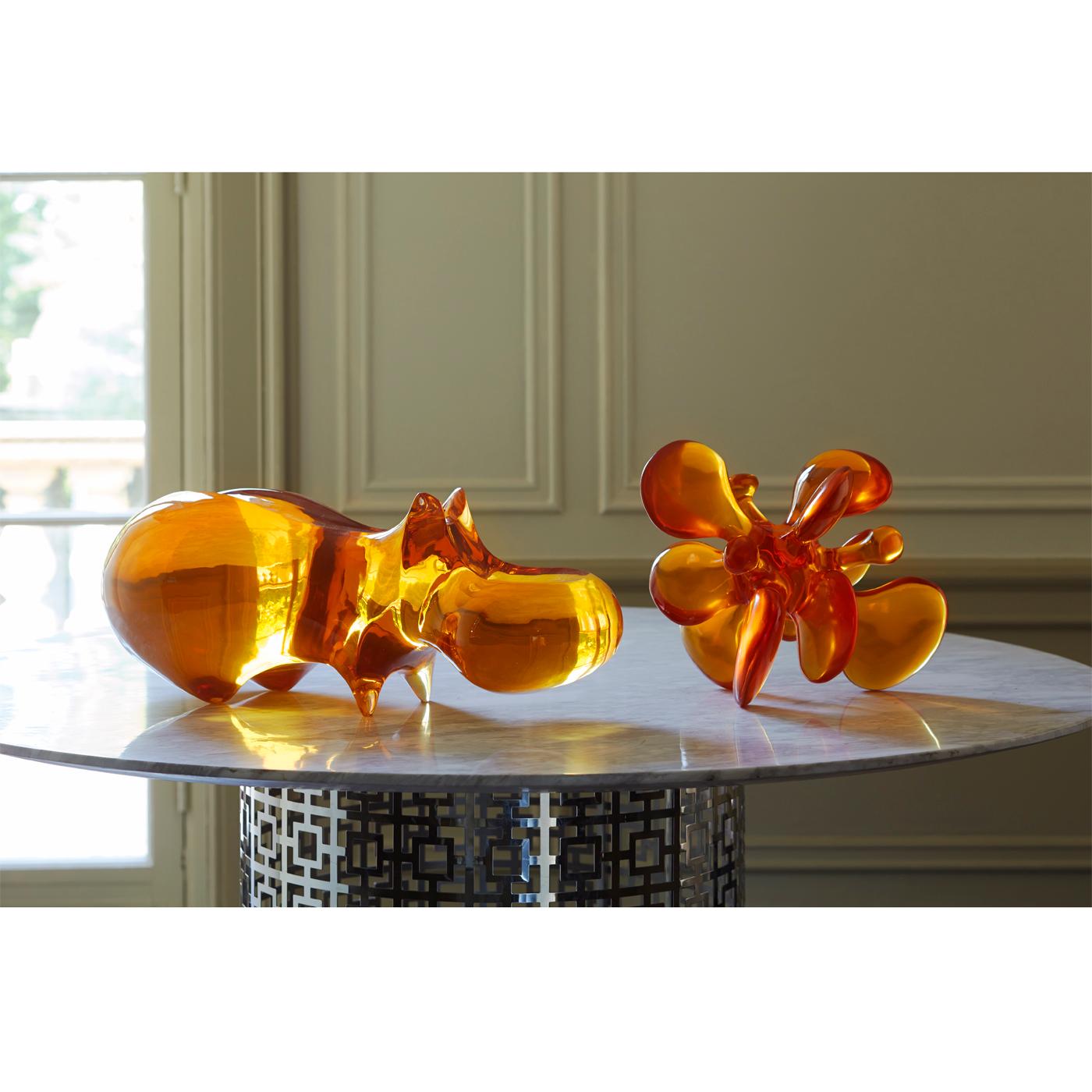 Große riesige Amoeba-Skulptur aus orangefarbenem Lucite im Zustand „Neu“ im Angebot in New York, NY