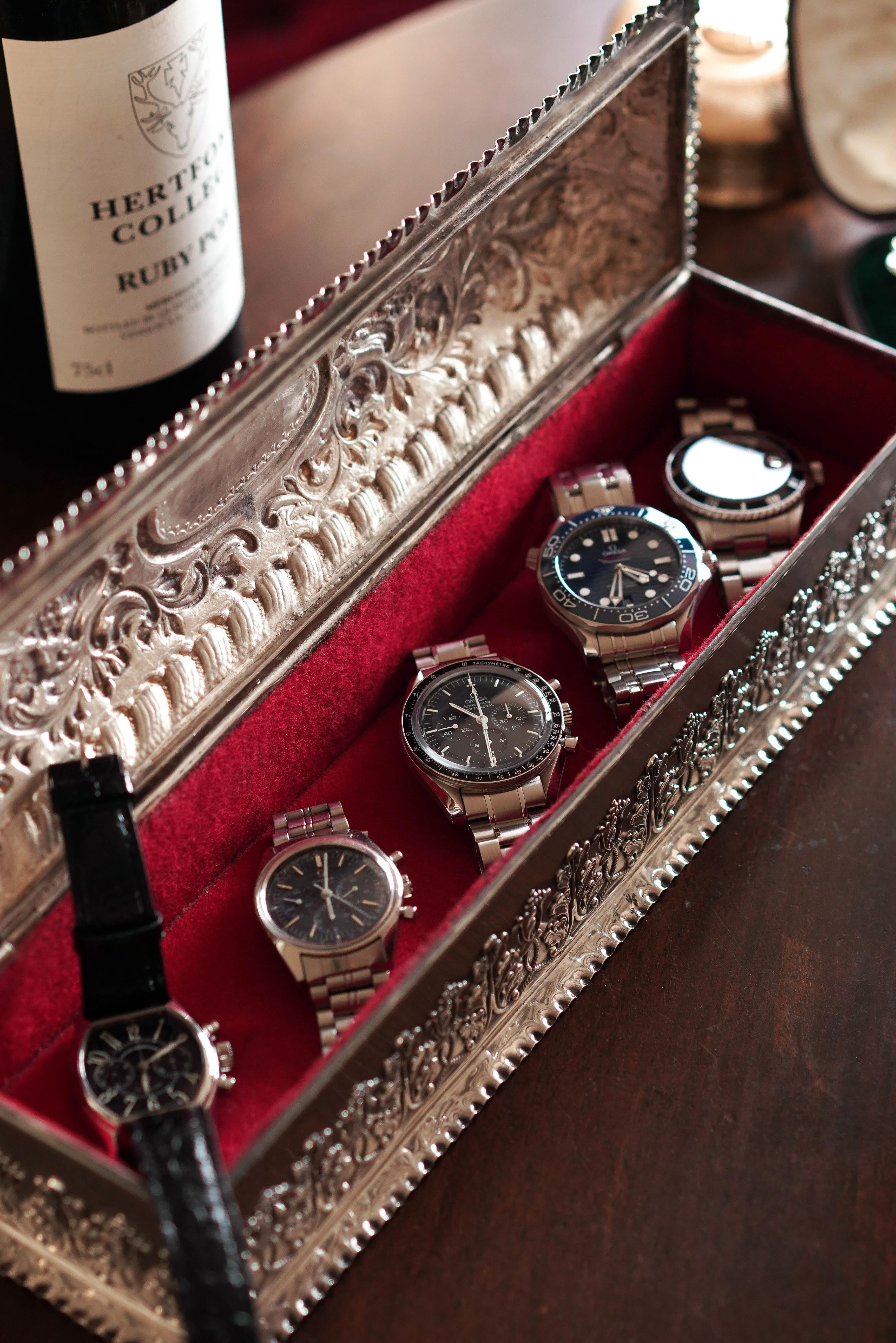 We are delighted to offer this magnificent and very large solid silver box made by Mappin & Webb Ltd, London 1901.

Challenging to convey through photographs, this box could be mistaken for a usual snuff or pill box of the period; however, this
