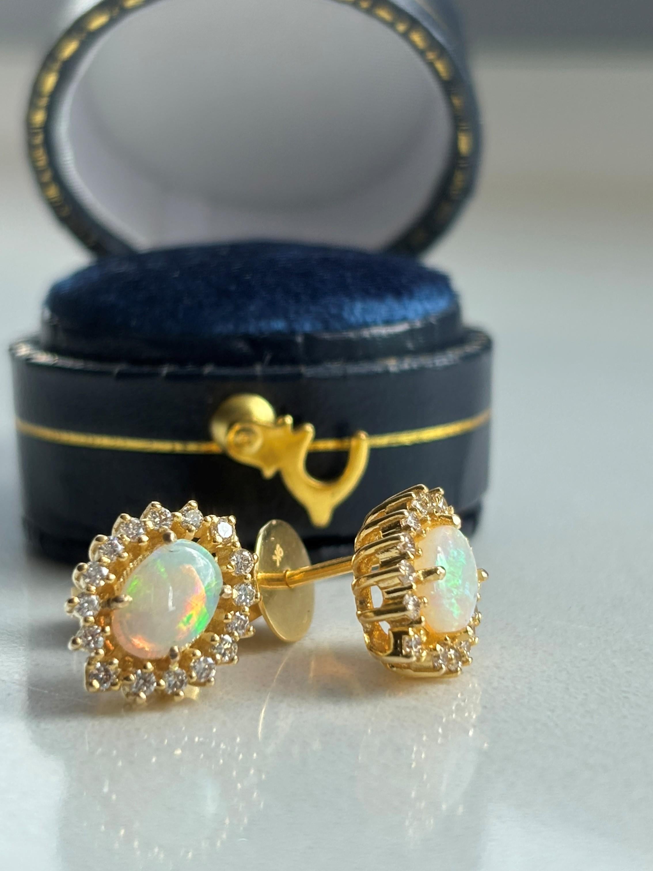 Riesiger australischer Opal & Diamant-Cluster-Ohrstecker aus Gold (Zeitgenössisch) im Angebot