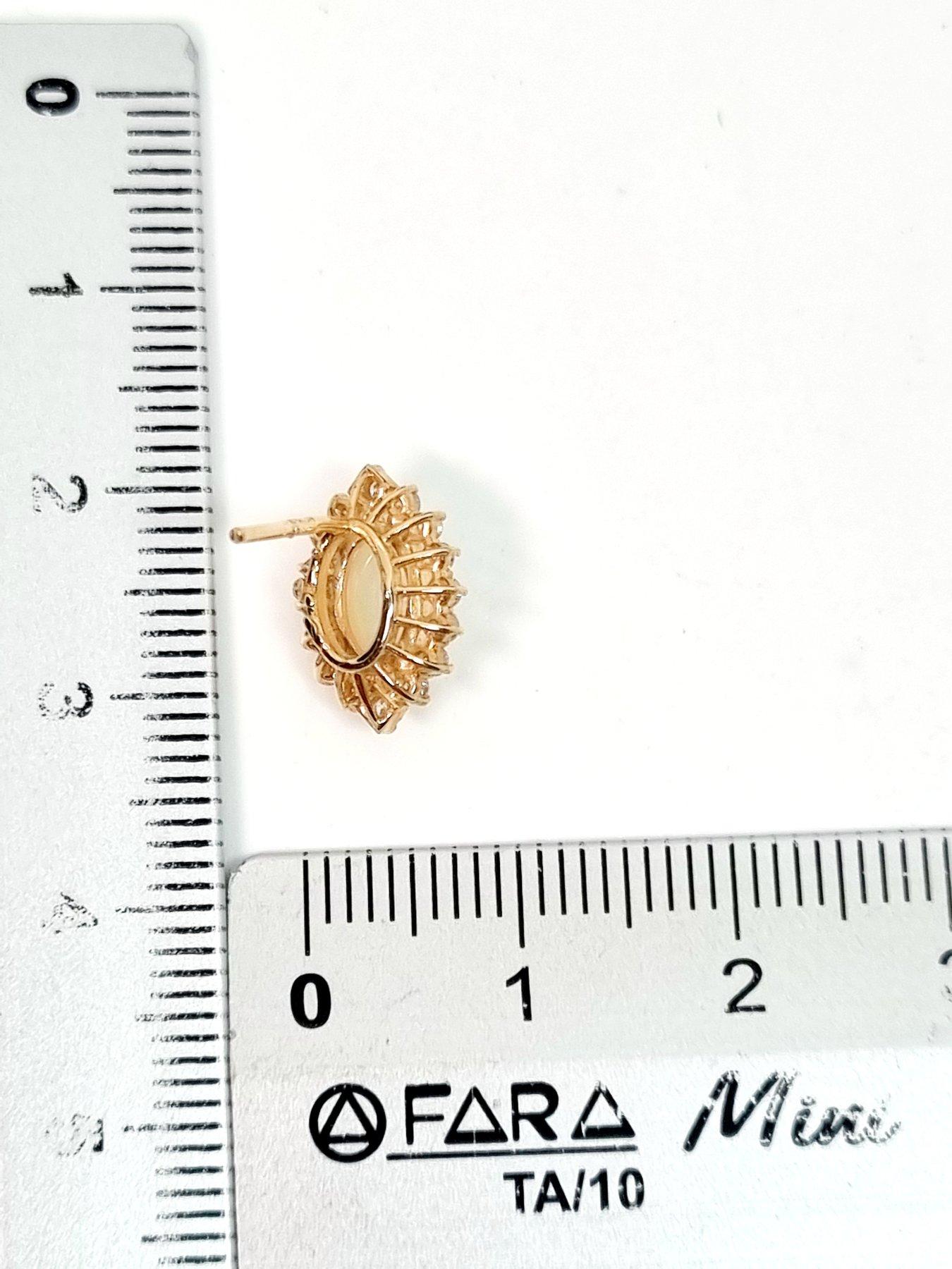 Pendientes de Oro con Ópalo Australiano Gigante y Racimo de Diamantes en venta 1