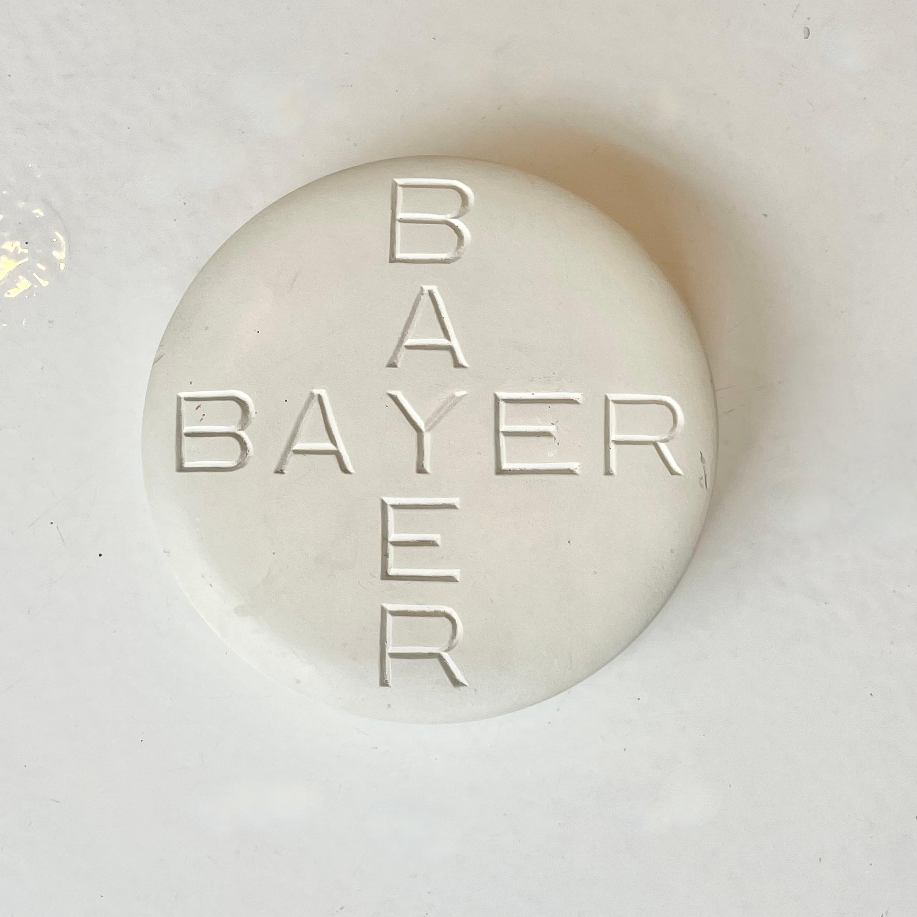Pilule Bayer vintage monumentale en plâtre/céramique crème. 7