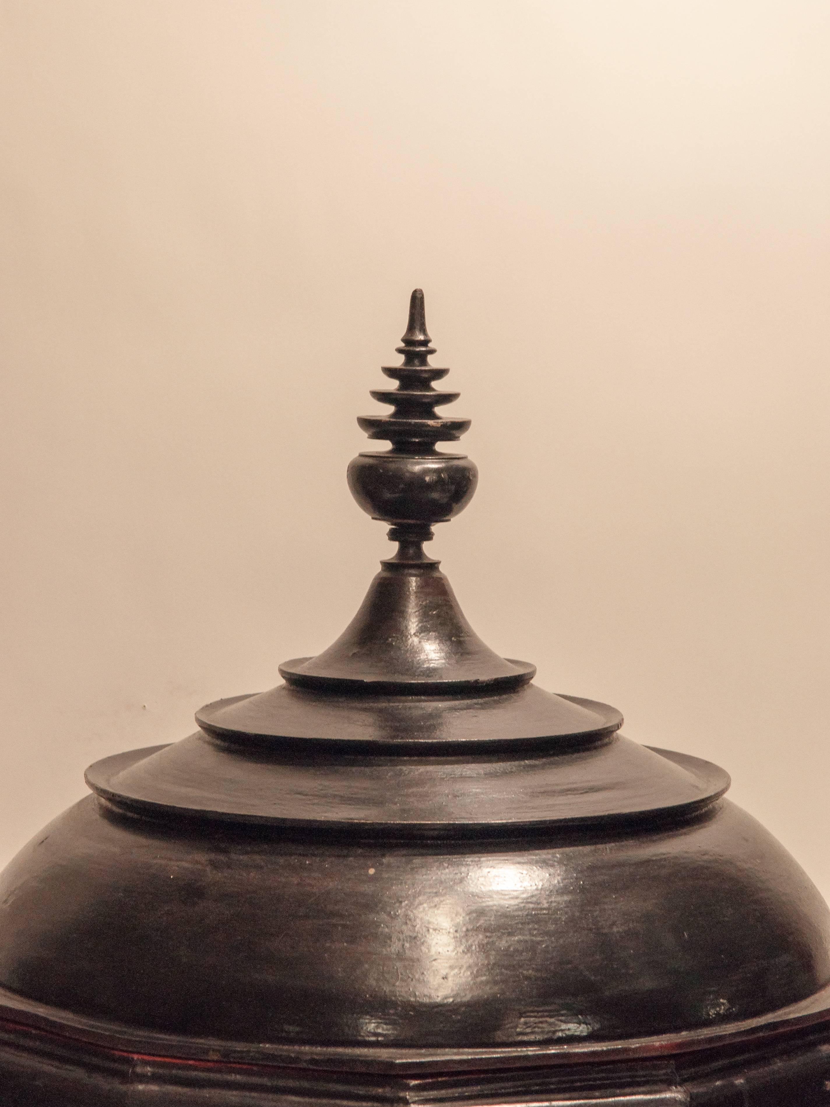 Extraordinarily large black lacquer offering tray, hsun ok, from Burma. Incorporating six carved claw-and-ball foot legs, a large domed lid and turned pagoda like finial. Early to Mid-20th century.
This six sided piece is made of bamboo and teak,