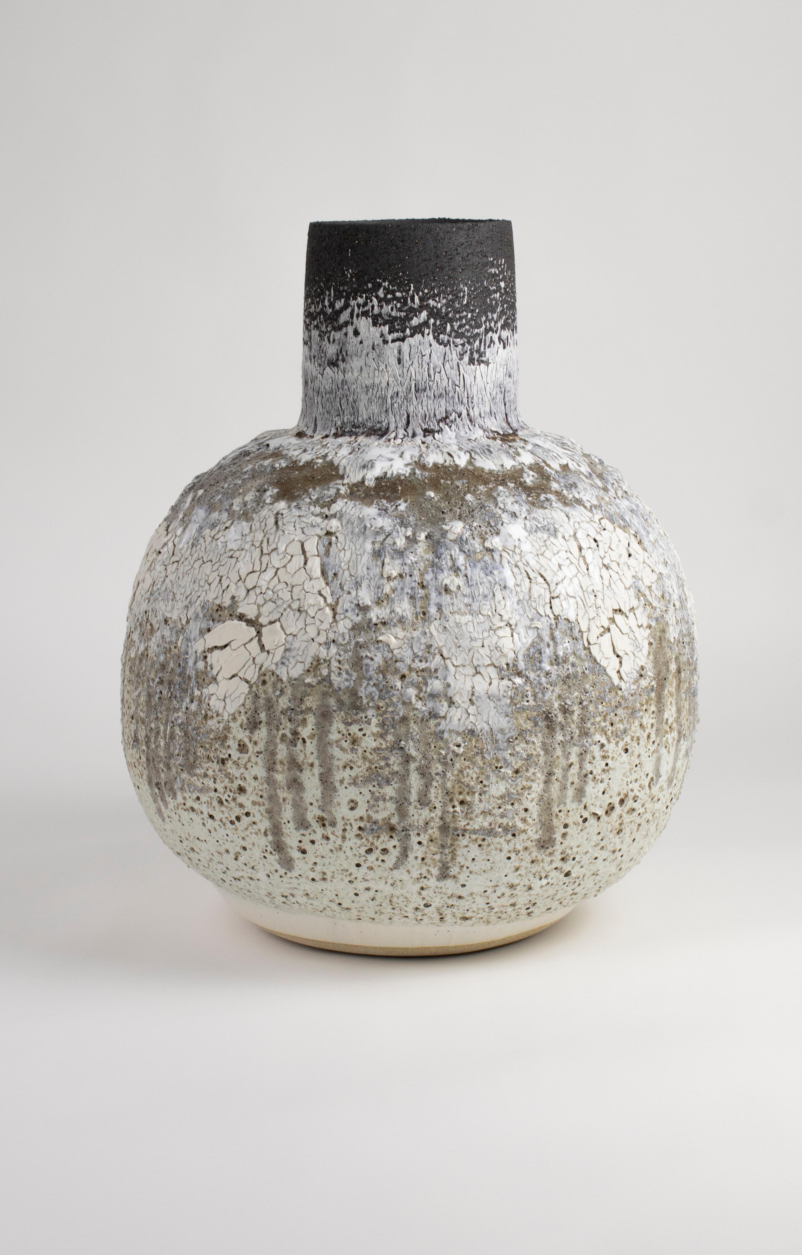 Grand vase de lune en grès blanc et noir et en porcelaine avec une glaçure à texture volcanique.

L'œuvre est construite à la main en utilisant une combinaison d'argiles noires et chamoisées en grès, des engobes volcaniques sont ajoutés sous