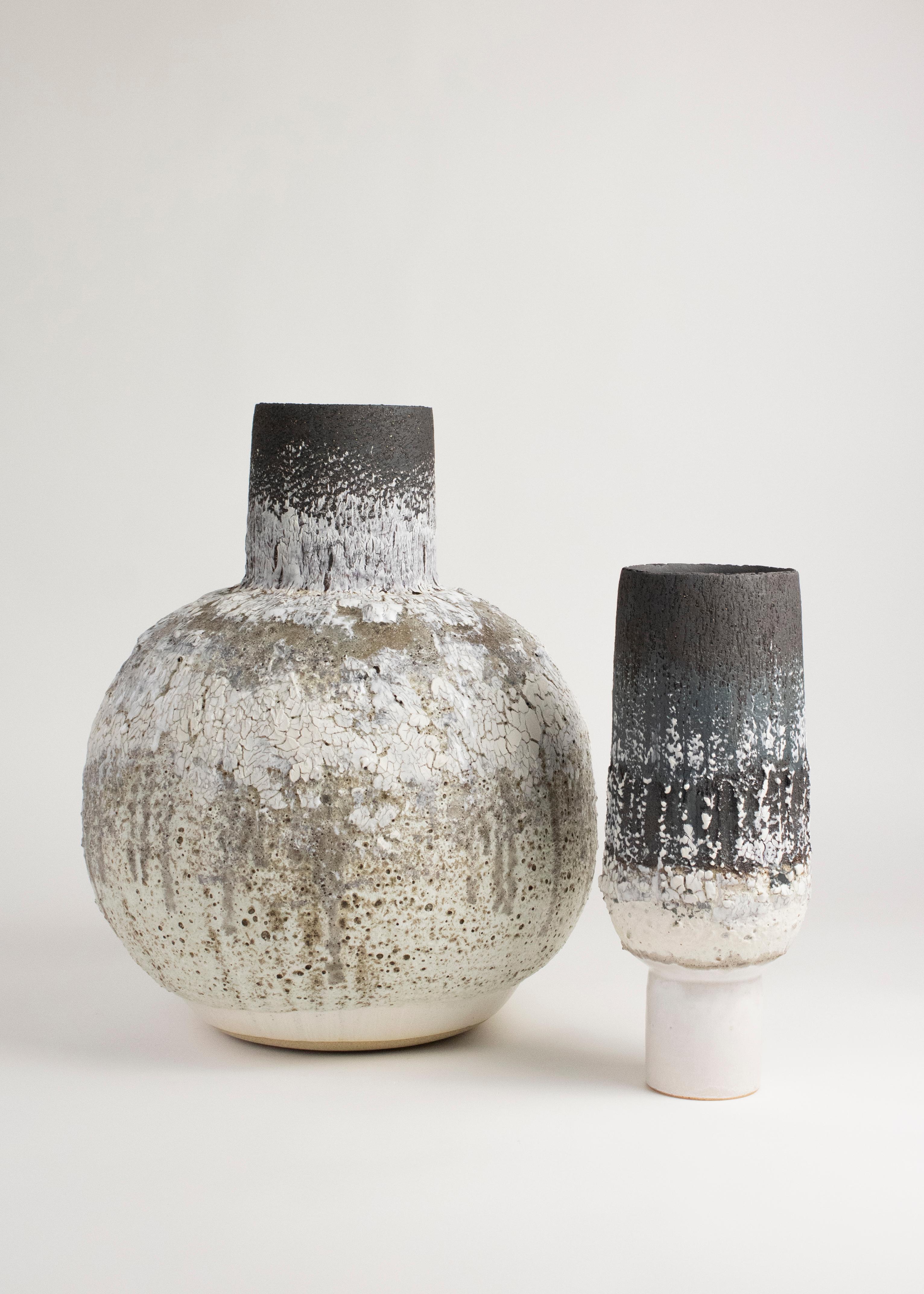 Organique Vase géant en céramique et porcelaine de grès noir et blanc en forme de lune volcanique
