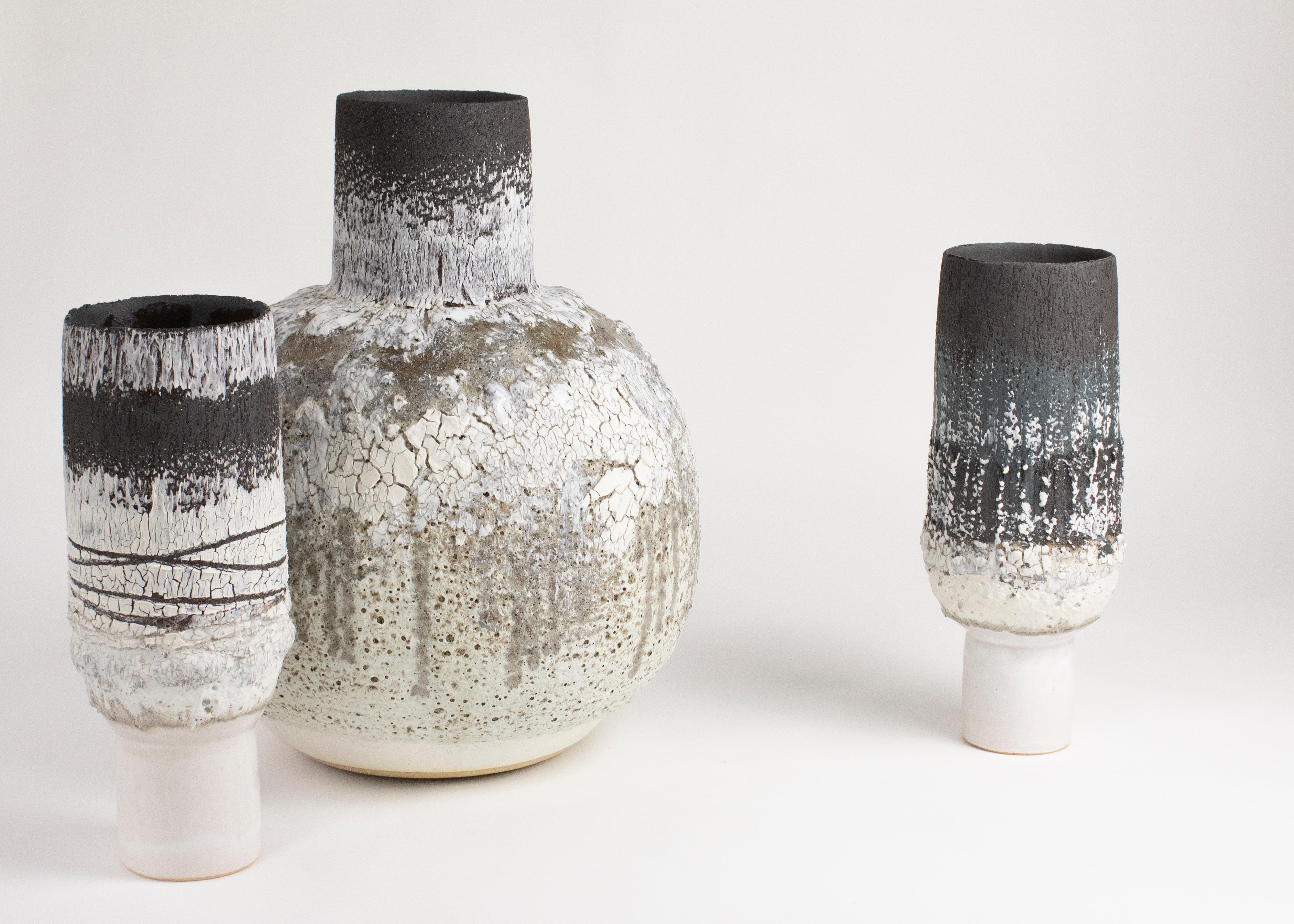 Britannique Vase géant en céramique et porcelaine de grès noir et blanc en forme de lune volcanique