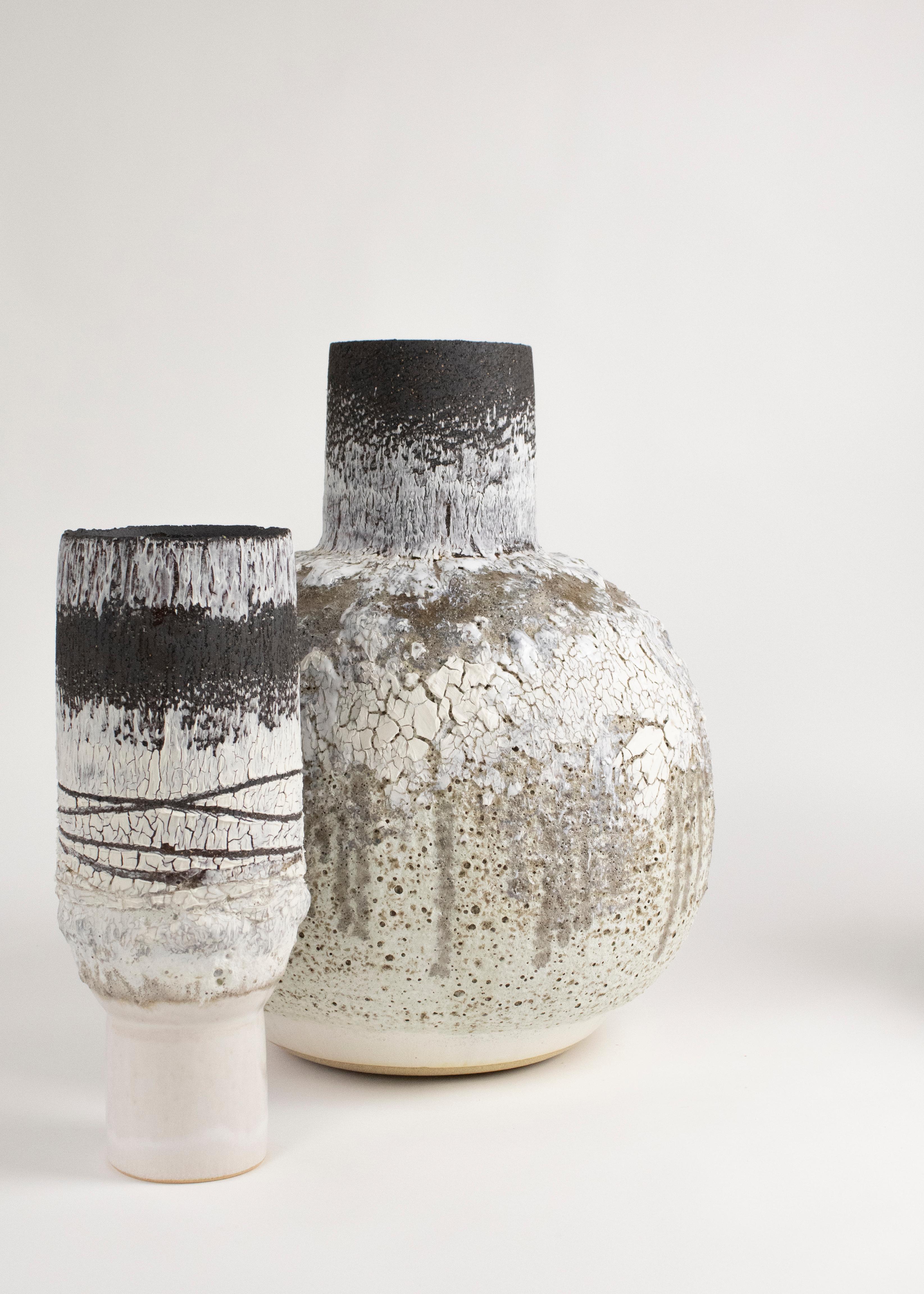 Vernissé Vase géant en céramique et porcelaine de grès noir et blanc en forme de lune volcanique