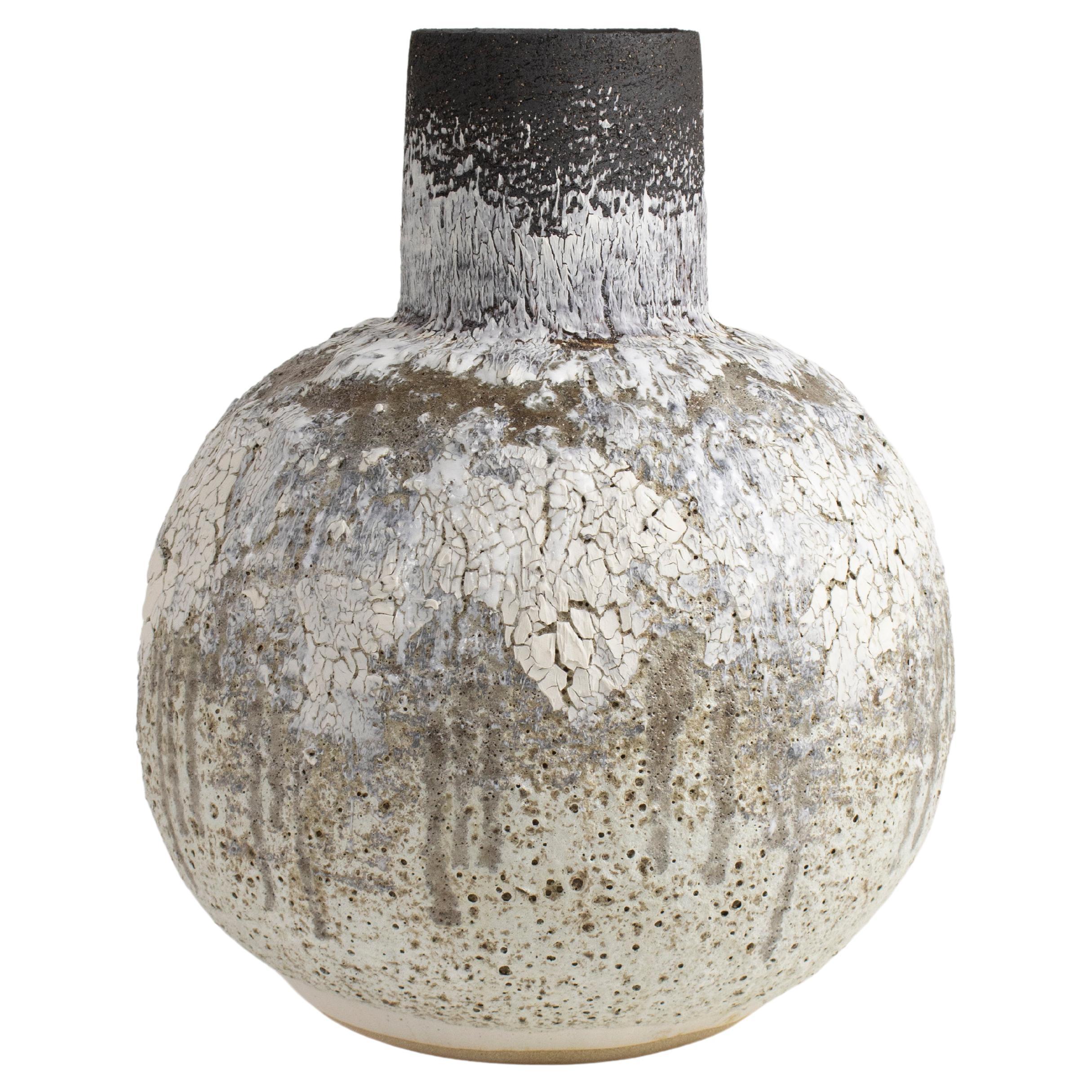 Vase géant en céramique et porcelaine de grès noir et blanc en forme de lune volcanique