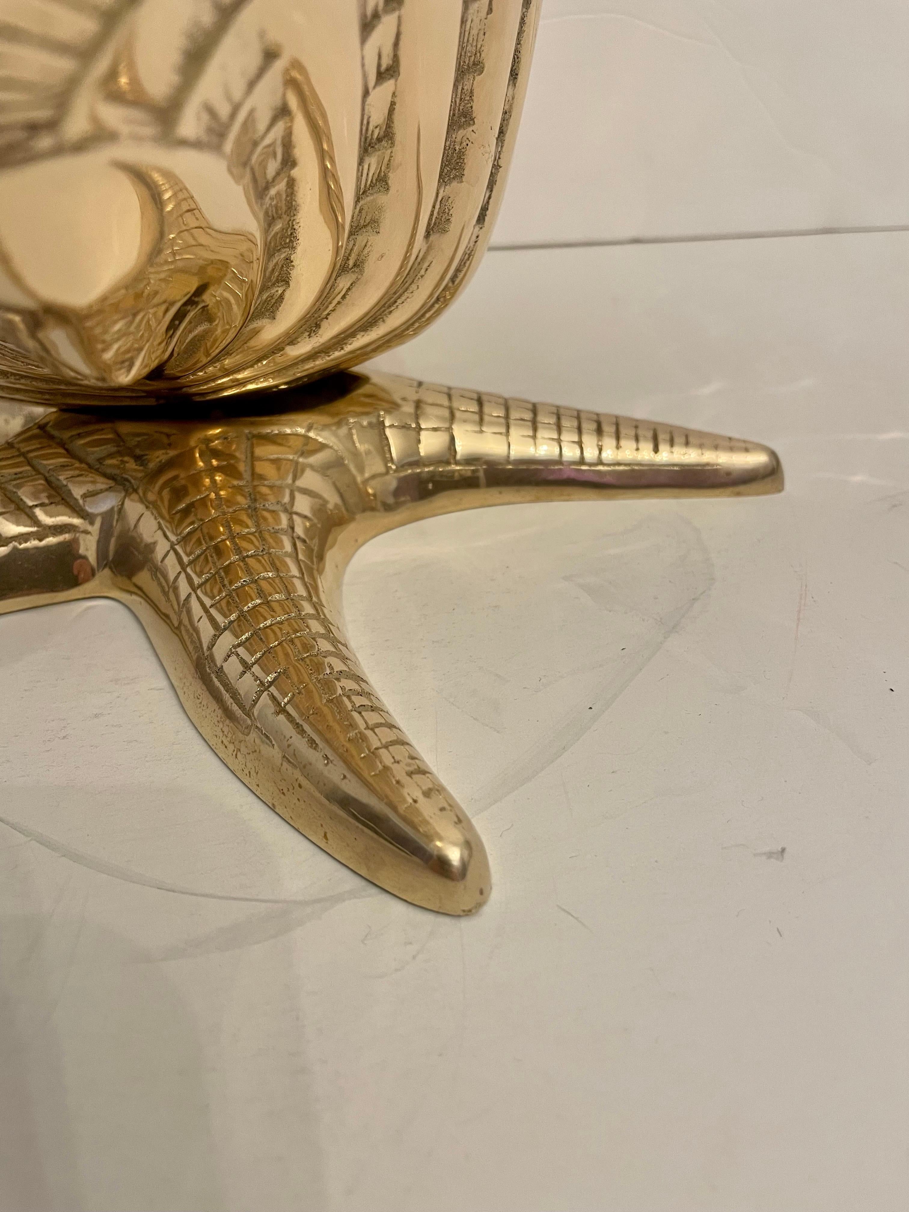 Giant Brass Nautical Clam Shell Muschel auf Seestern Basis Pflanzer Skulptur (Hollywood Regency)