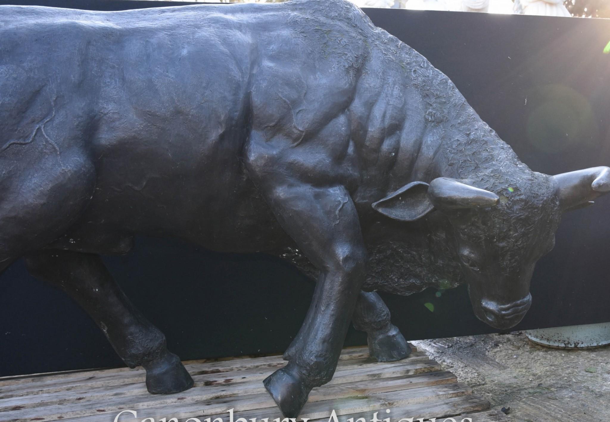 - Gran estatua de toro de bronce
- Perfecto para el jardín y, por supuesto, al ser de bronce puede vivir en el exterior sin miedo a oxidarse
- Gran pátina y sin riesgo de ser embestido por un toro bravo
- Ven a verlo a nuestra sala de exposición