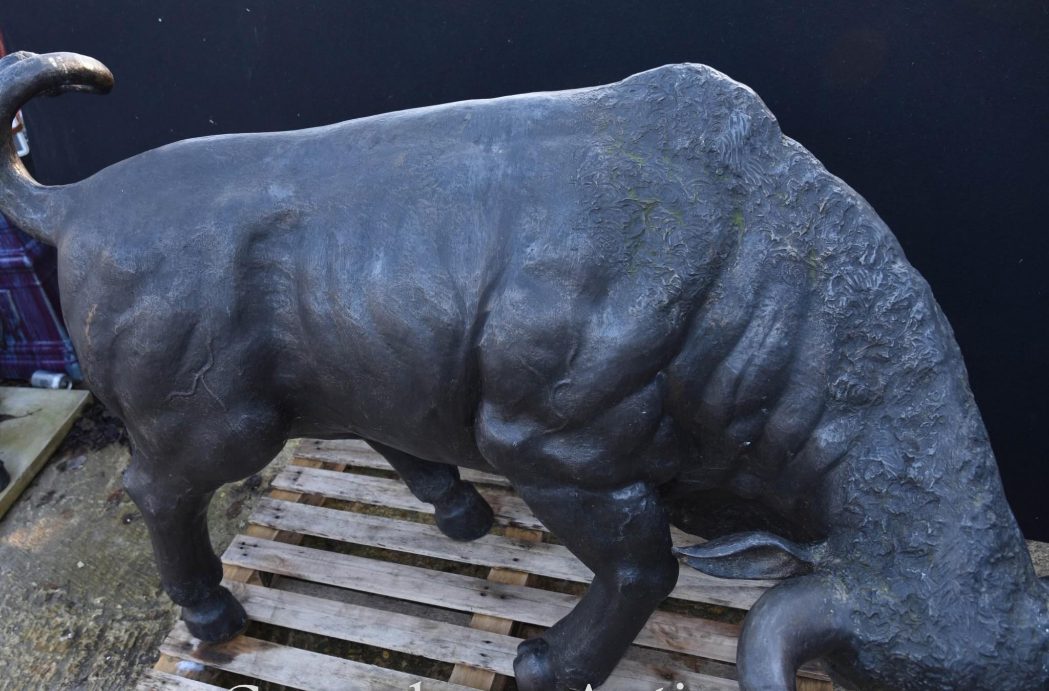 Estatua de Toro Gigante de Bronce - Bullock Animales de Jardín finales del siglo XX en venta
