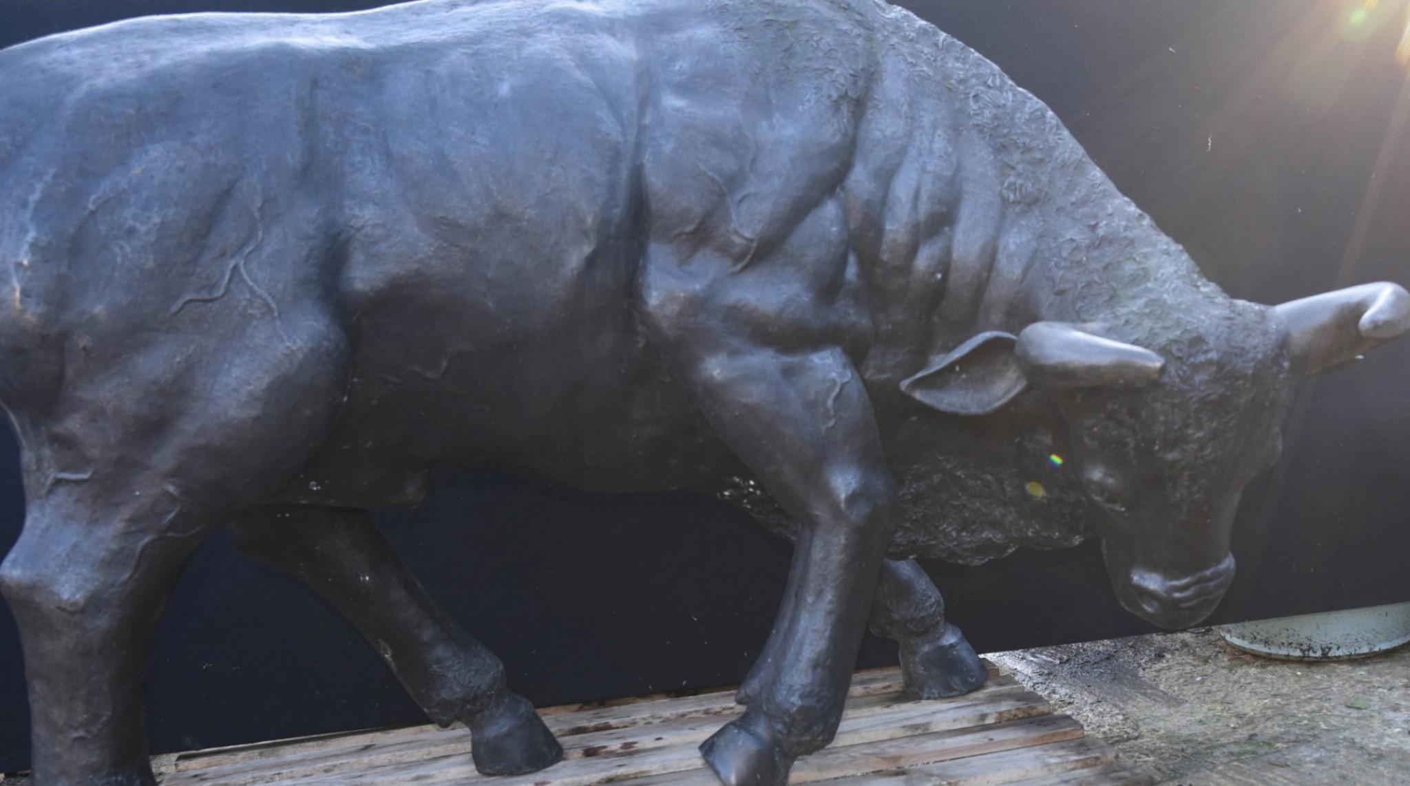 Estatua de Toro Gigante de Bronce - Bullock Animales de Jardín en venta 3