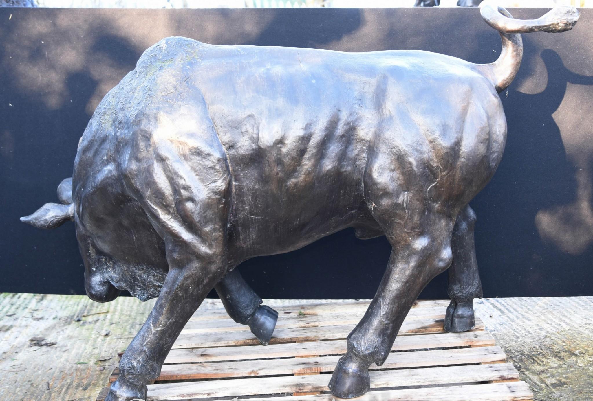 Estatua de Toro Gigante de Bronce - Bullock Animales de Jardín en venta 4
