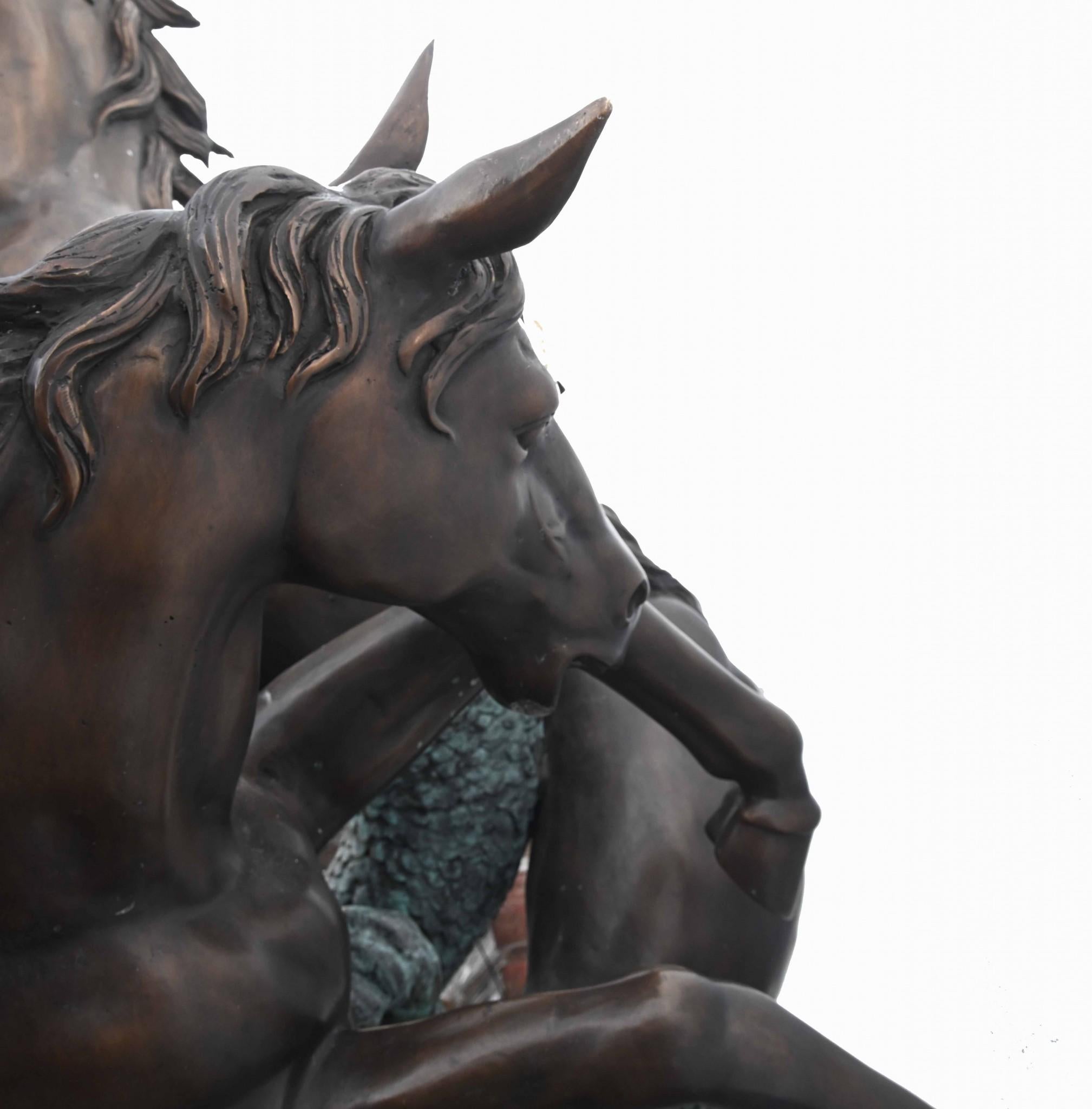 Vous voyez une fontaine en bronze XL en forme de cinq chevaux bondissants Cette œuvre d'art dégage une énergie et un dynamisme merveilleux.
Regardez comment l'artiste a habilement rendu la musculature des chevaux. Chaque cheval agirait comme une