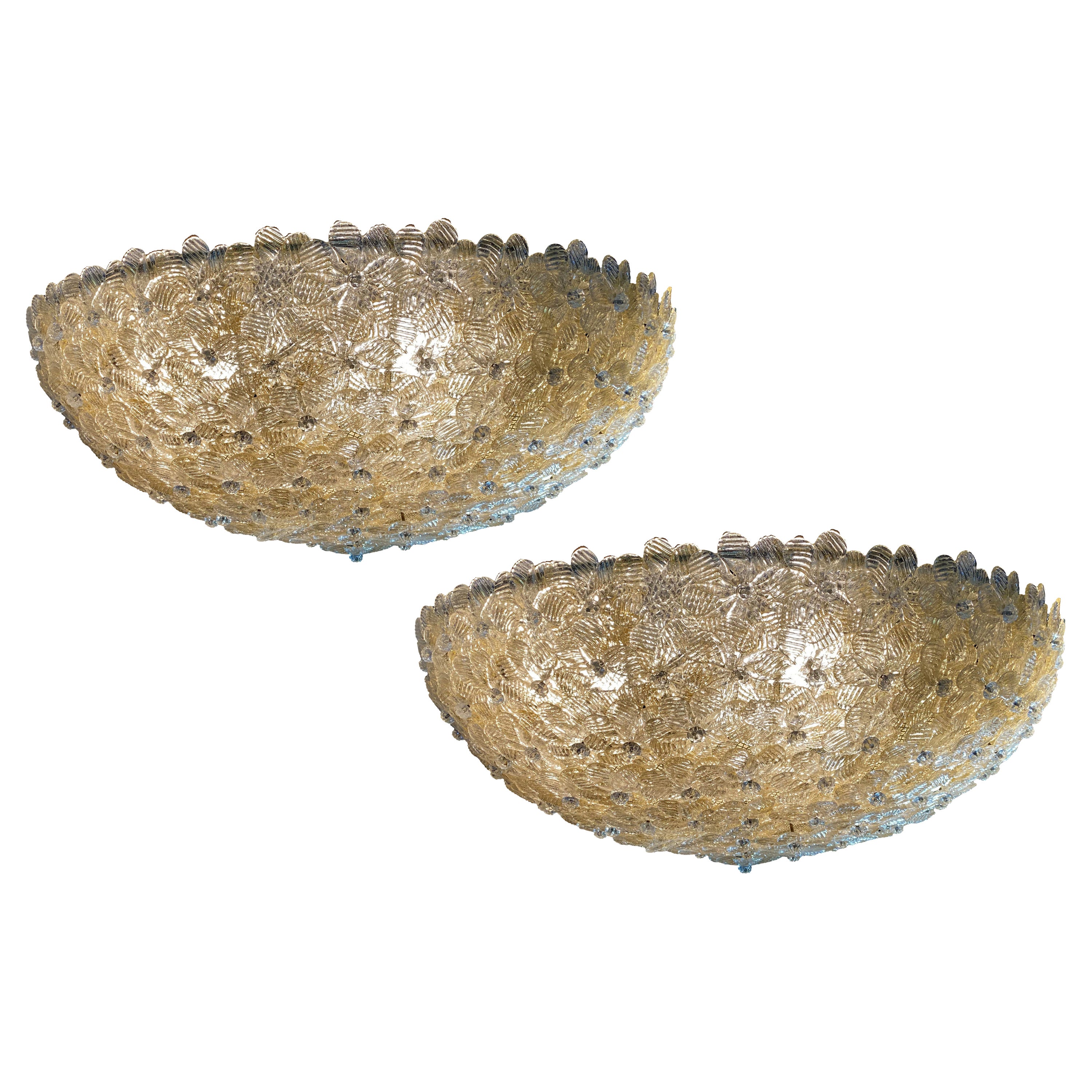 Plafond à panier de fleurs en verre vénitien Barovier & Toso.
Le plafonnier est composé de dizaines de petites roses en verre précieux de Murano avec des inclusions d'or. Mesures :
Mesures : Diamètre 78 cm
Hauteur 25 cm.