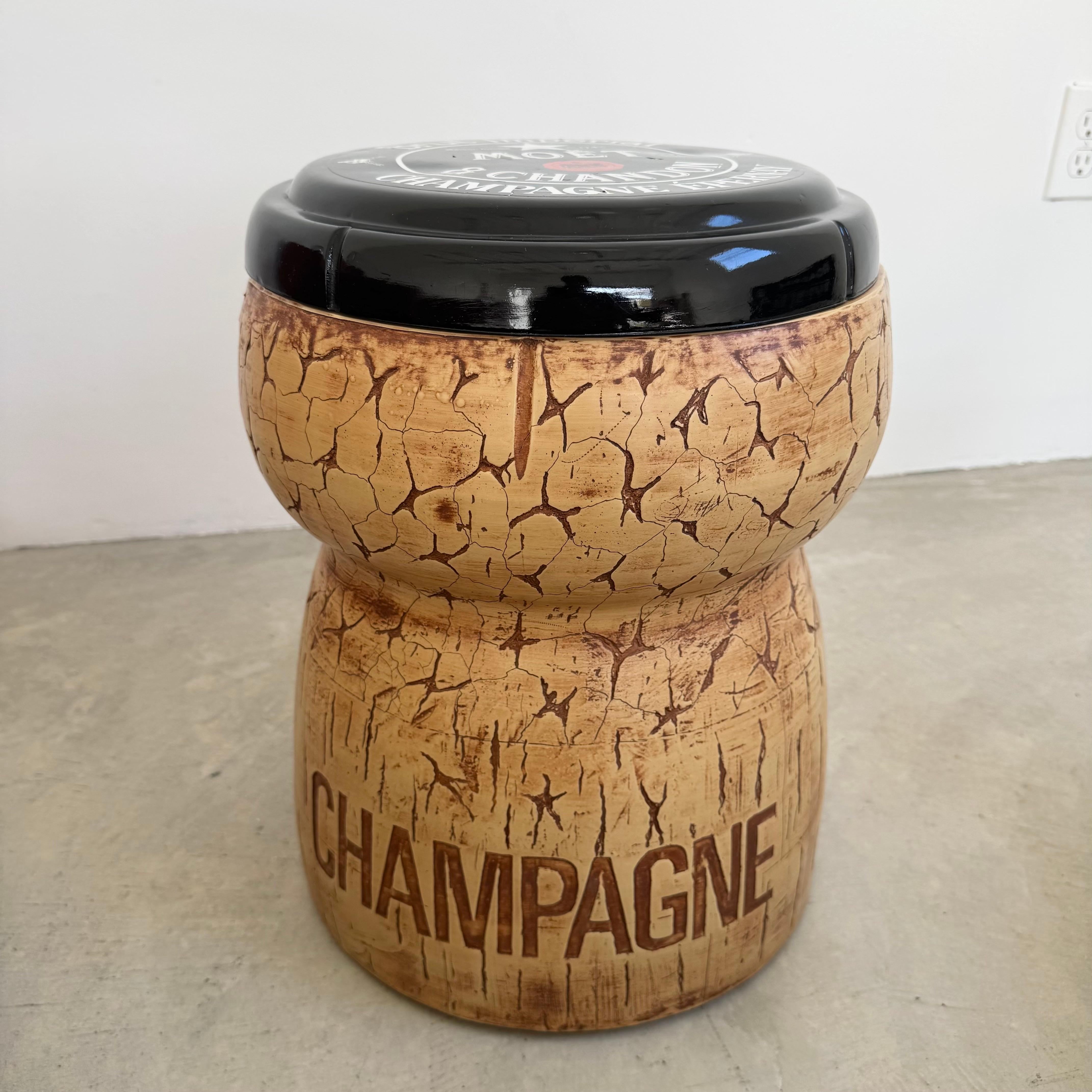 ¡Descorcha! Este extravagante tapón de champán de Think Big sirve tanto de nevera como de taburete, y seguro que llamará la atención de los asistentes a tu fiesta. Estampado 