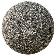 Riesige Wasserfontäne aus Beton und Stein Ball