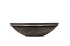 Bol géant en béton, charbon de bois et cendres