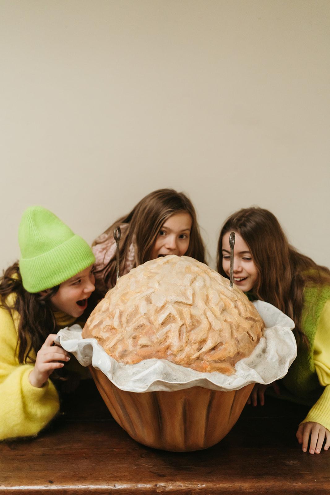 XX secolo cupcake gigante, insegna pubblicitaria di una pasticceria in vendita