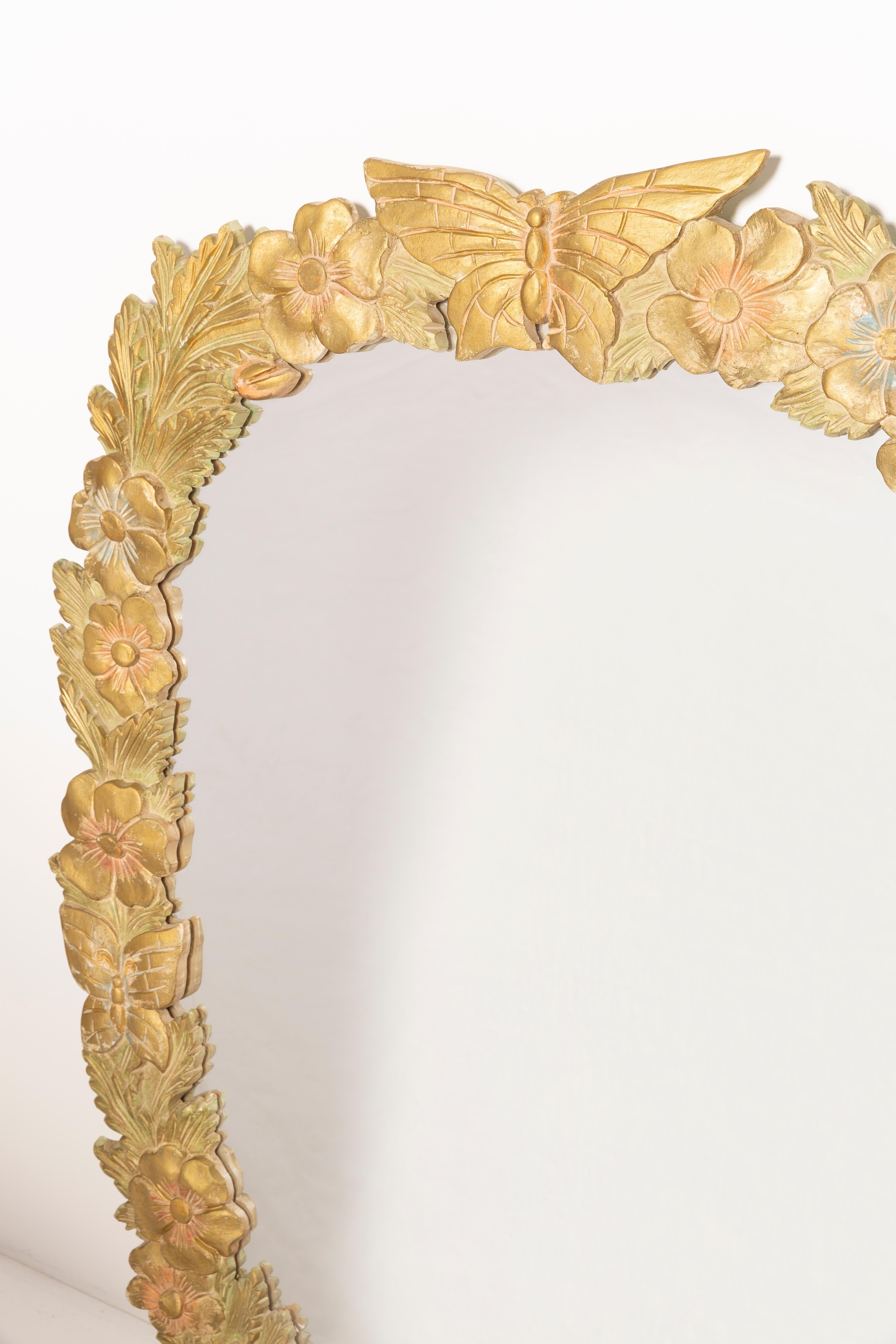 Mid-Century Modern Miroir décoratif géant en bois doré avec papillons et fleurs, Italie, années 1960 en vente