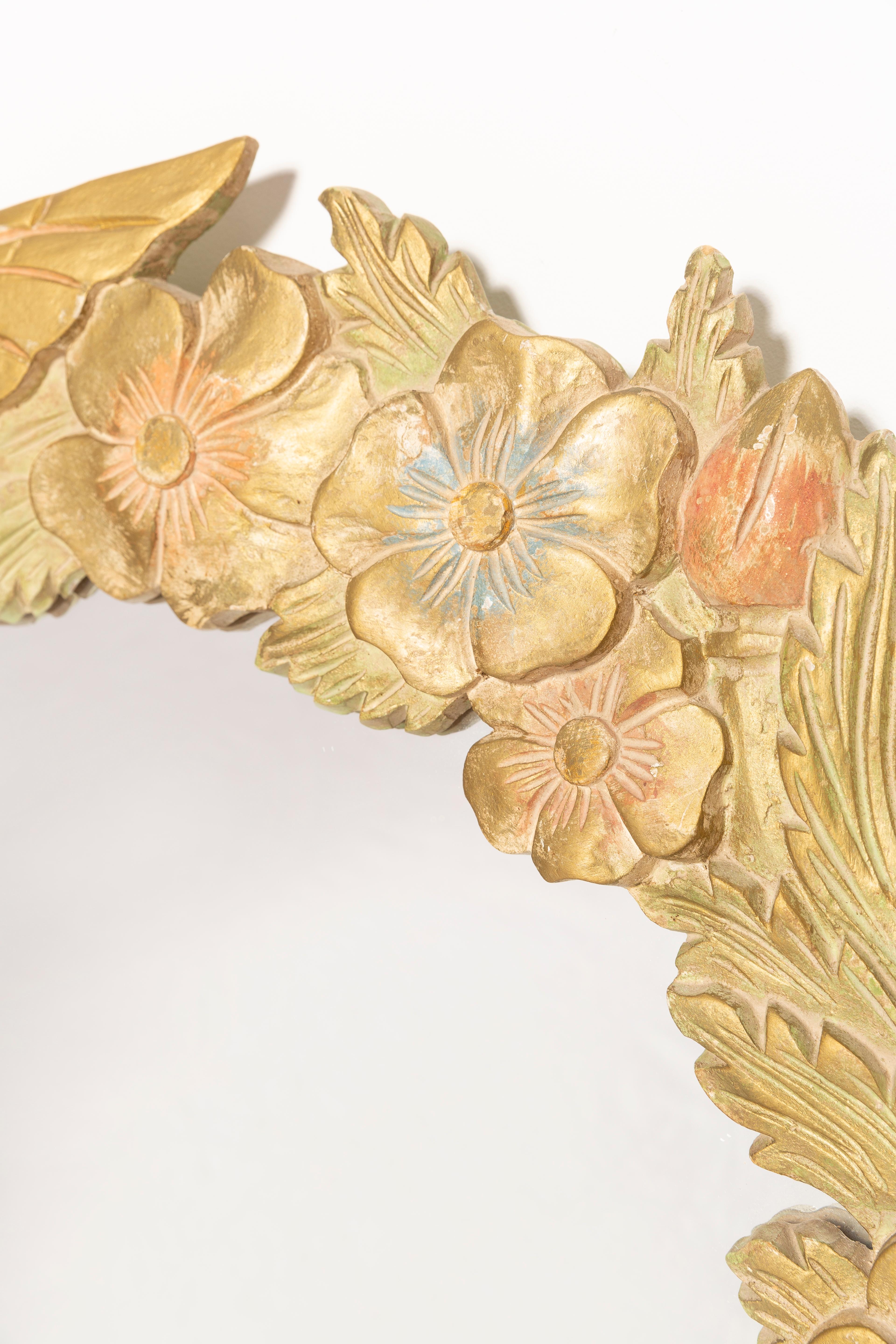 italien Miroir décoratif géant en bois doré avec papillons et fleurs, Italie, années 1960 en vente