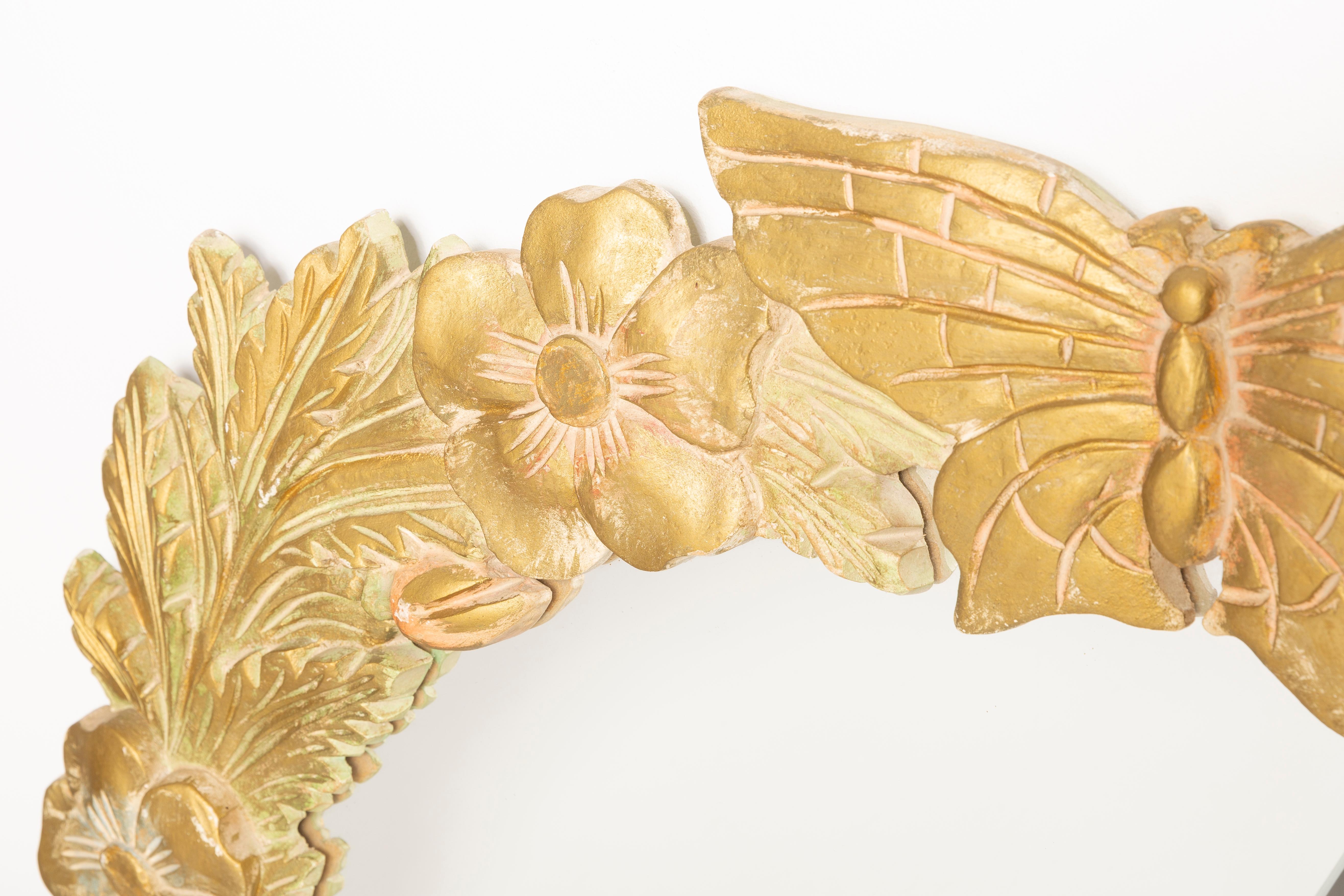 Großer riesiger dekorativer Spiegel aus Goldholz mit Schmetterling und Blumen, Italien, 1960er Jahre (20. Jahrhundert) im Angebot