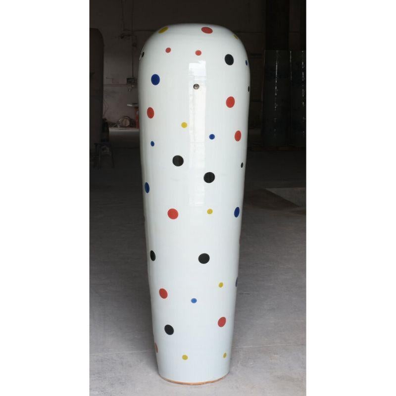 Vaso a pois giganti di WL Cermics.
Design: Norman Trapman
Materiali: Porcellana
Dimensioni: H175 x Ø48 cm

Disponibile anche il vaso per uccelli giganti.

Questa serie trae origine dalla passione per la storia della ceramica. Nel corso del