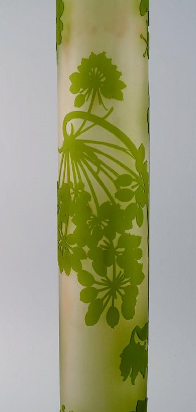 Vase géant Emile Gallé en verre d'art dépoli et vert à motifs de feuillages Excellent état - En vente à Copenhagen, DK