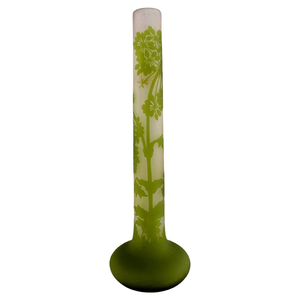 Vase géant Emile Gallé en verre d'art dépoli et vert à motifs de feuillages en vente