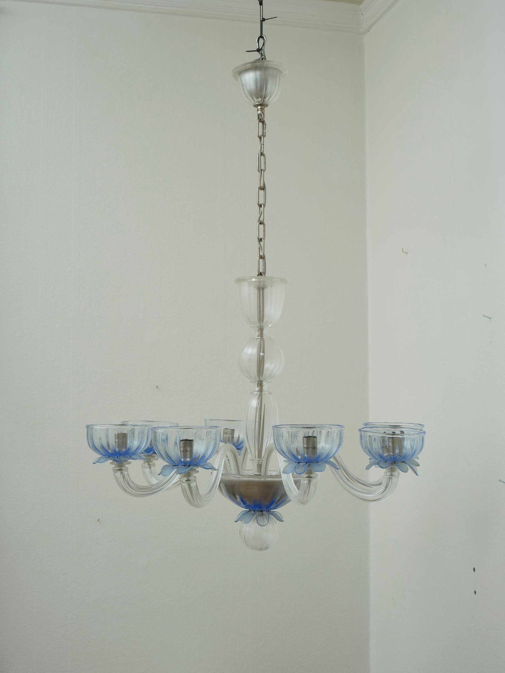 Organic Modern Giant European glass chandelier 8 arms blue details in the style of Murano For Sale