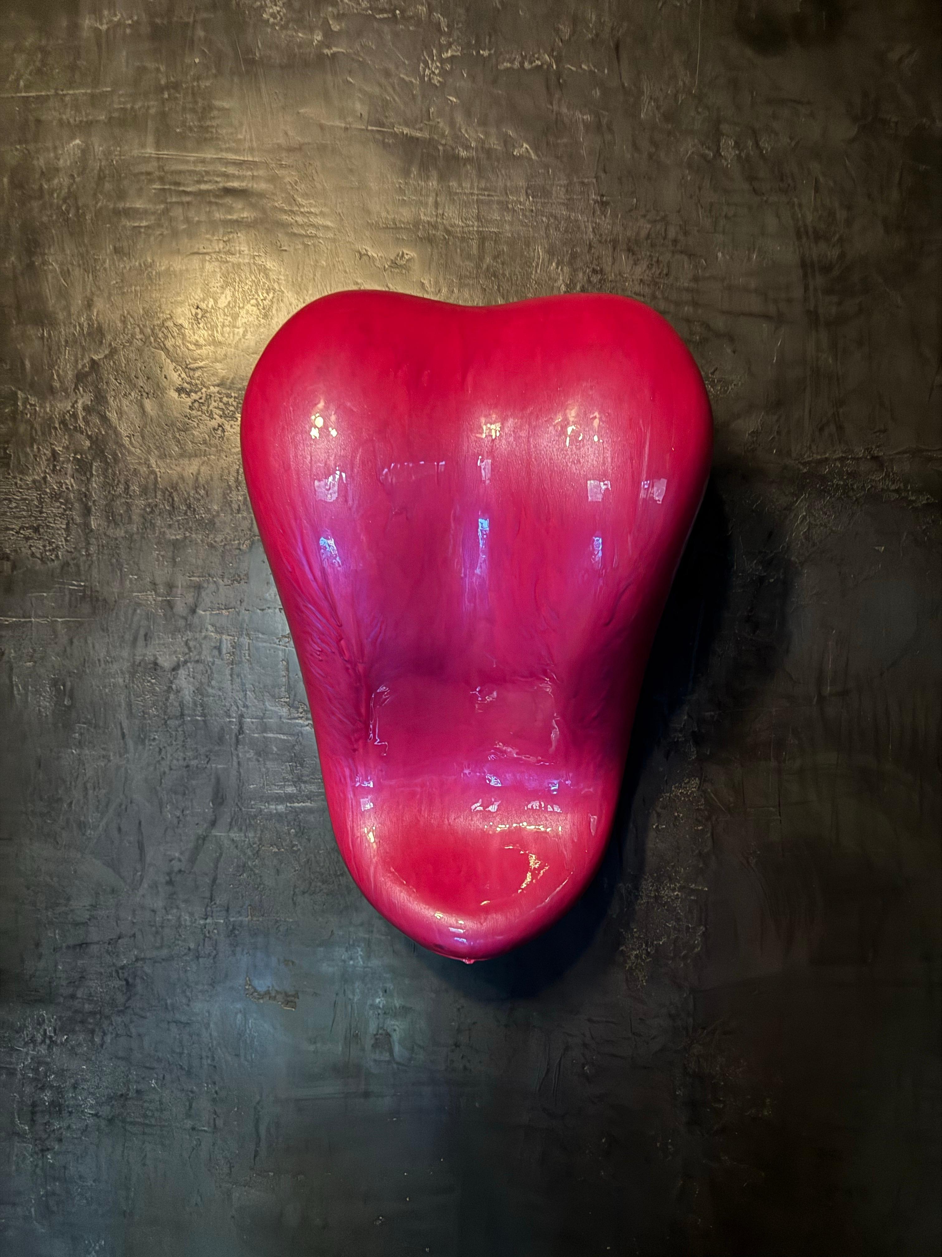Enorme, único y llamativo. Esta lengua gigante gotea y brilla de lujuria. Acabado iridiscente/perlado de alto brillo, con finas escamas metálicas. Tiene herrajes para montarlo en la pared, pero podría modificarse para que se apoye en su parte
