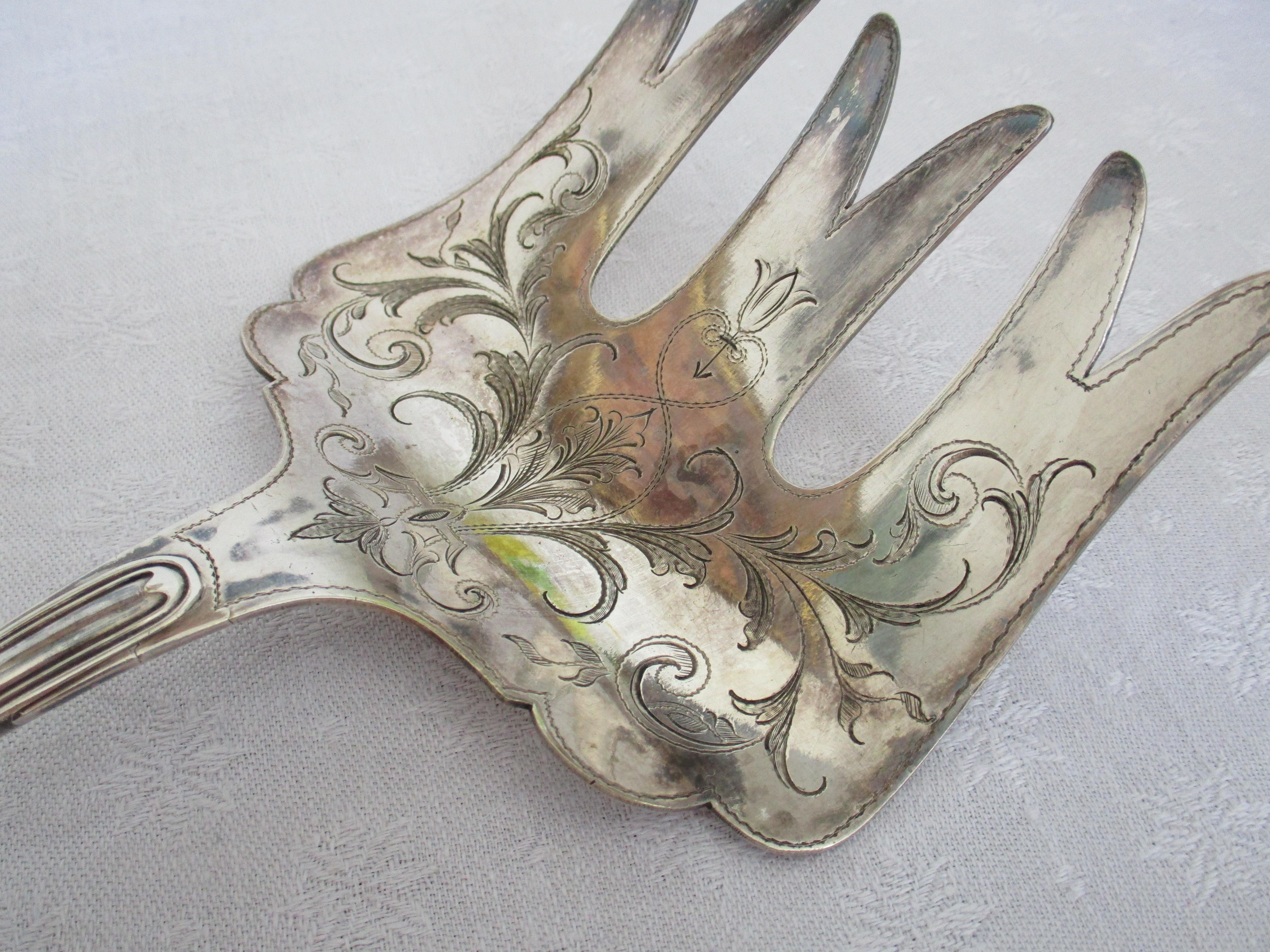 Esta pieza de gran tamaño se fabricó a principios del siglo XX en estilo Art Nouveau con decoración floral. 
El Diseñador Alex Katsch produjo  en Berlín, Alemania, hacia 1900.
Alexander Katsch Moskau/Berlín


