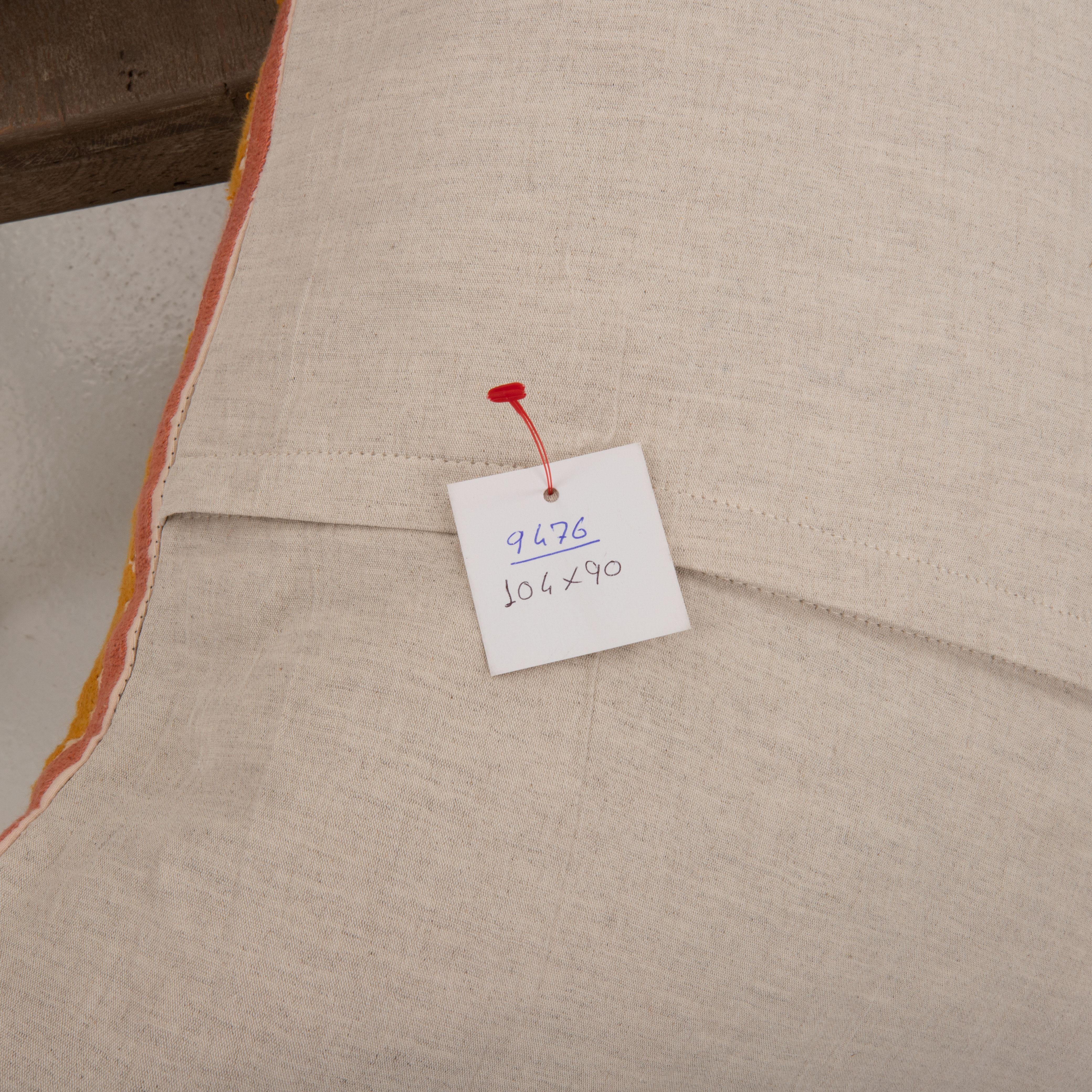 Coussin de sol géant fabriqué à partir d'une Suzani ouzbeke vintage 3