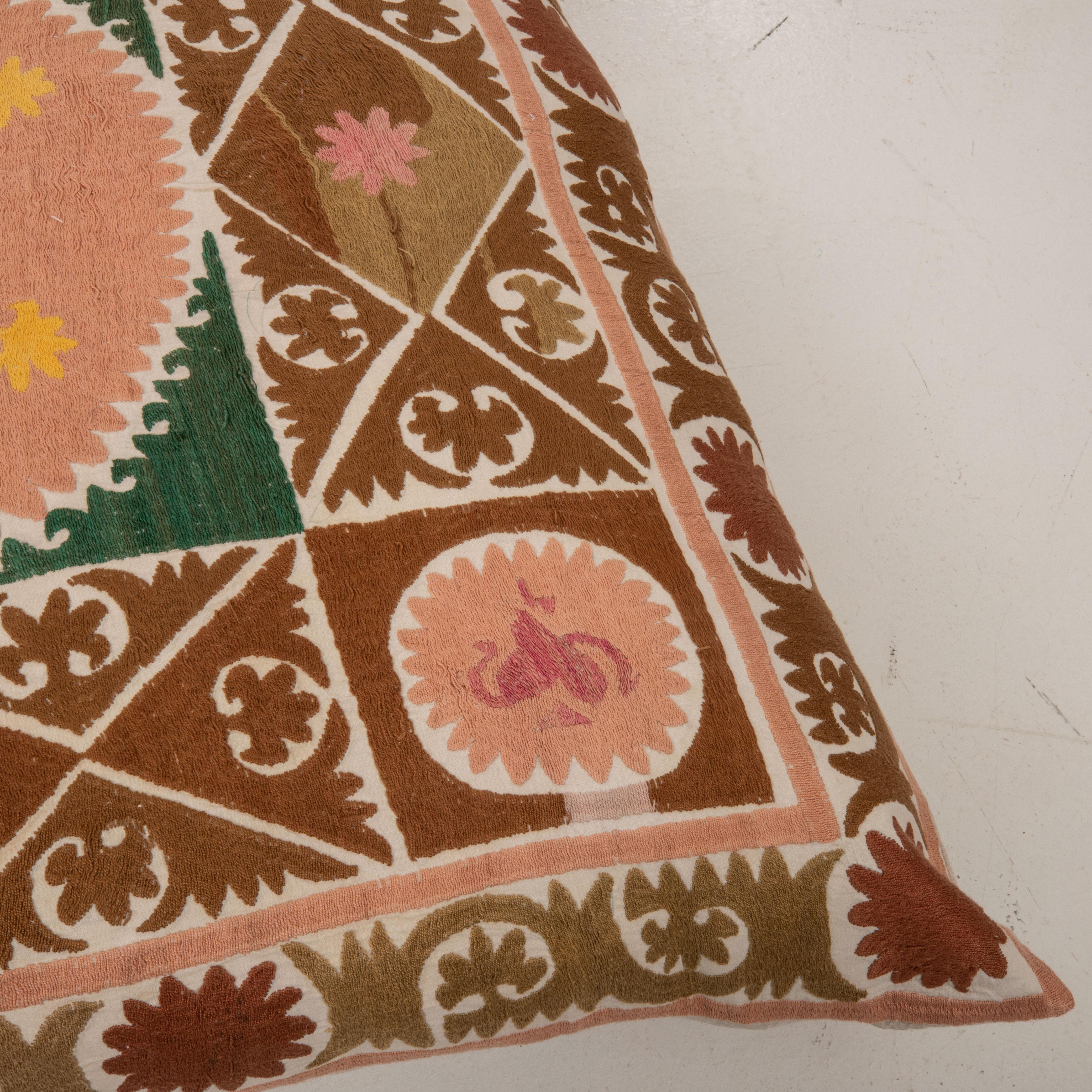 Coussin de sol géant fabriqué à partir d'une Suzani ouzbeke vintage en vente 3