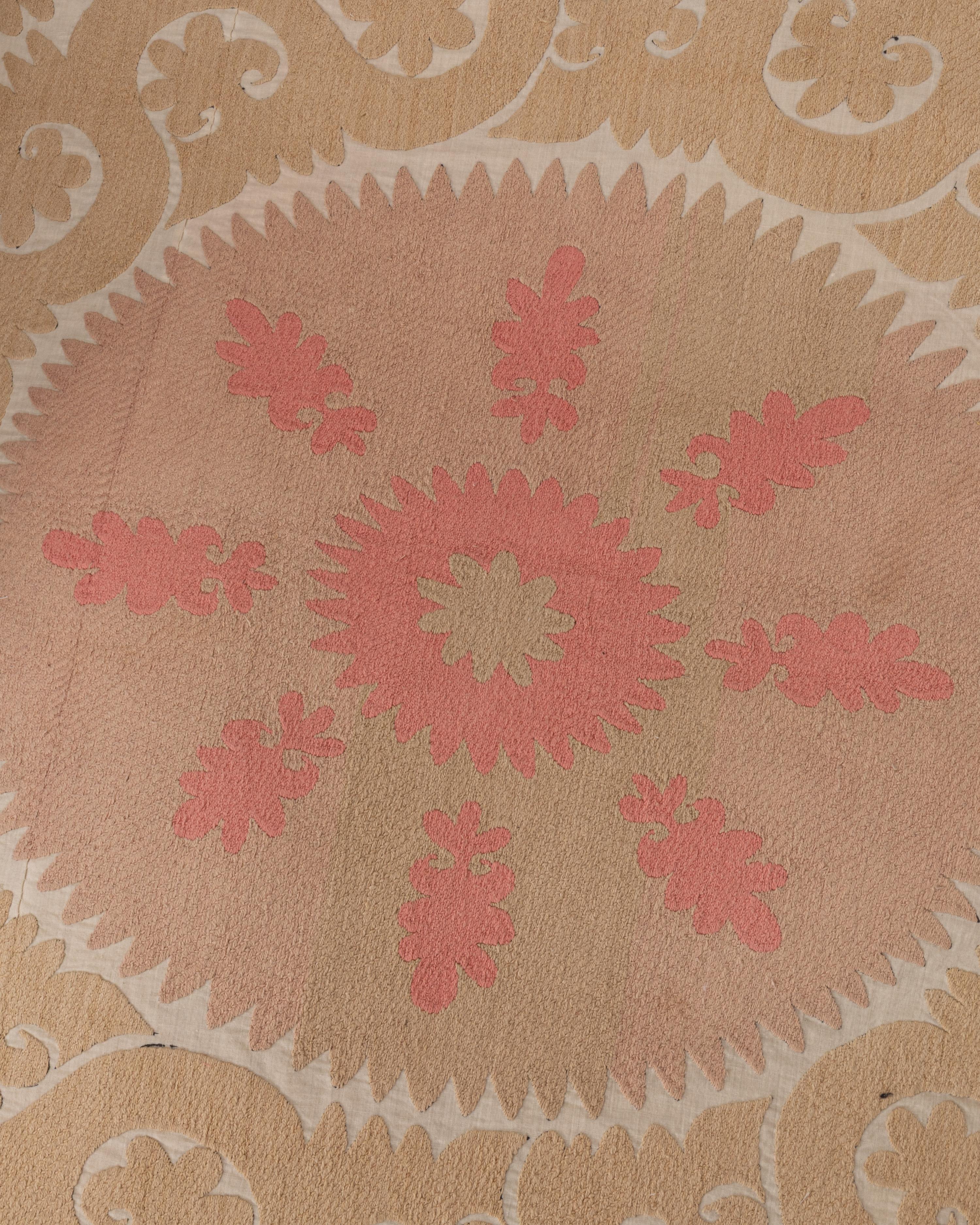 Coussin de sol géant fabriqué à partir d'une Suzani ouzbeke vintage en vente 3