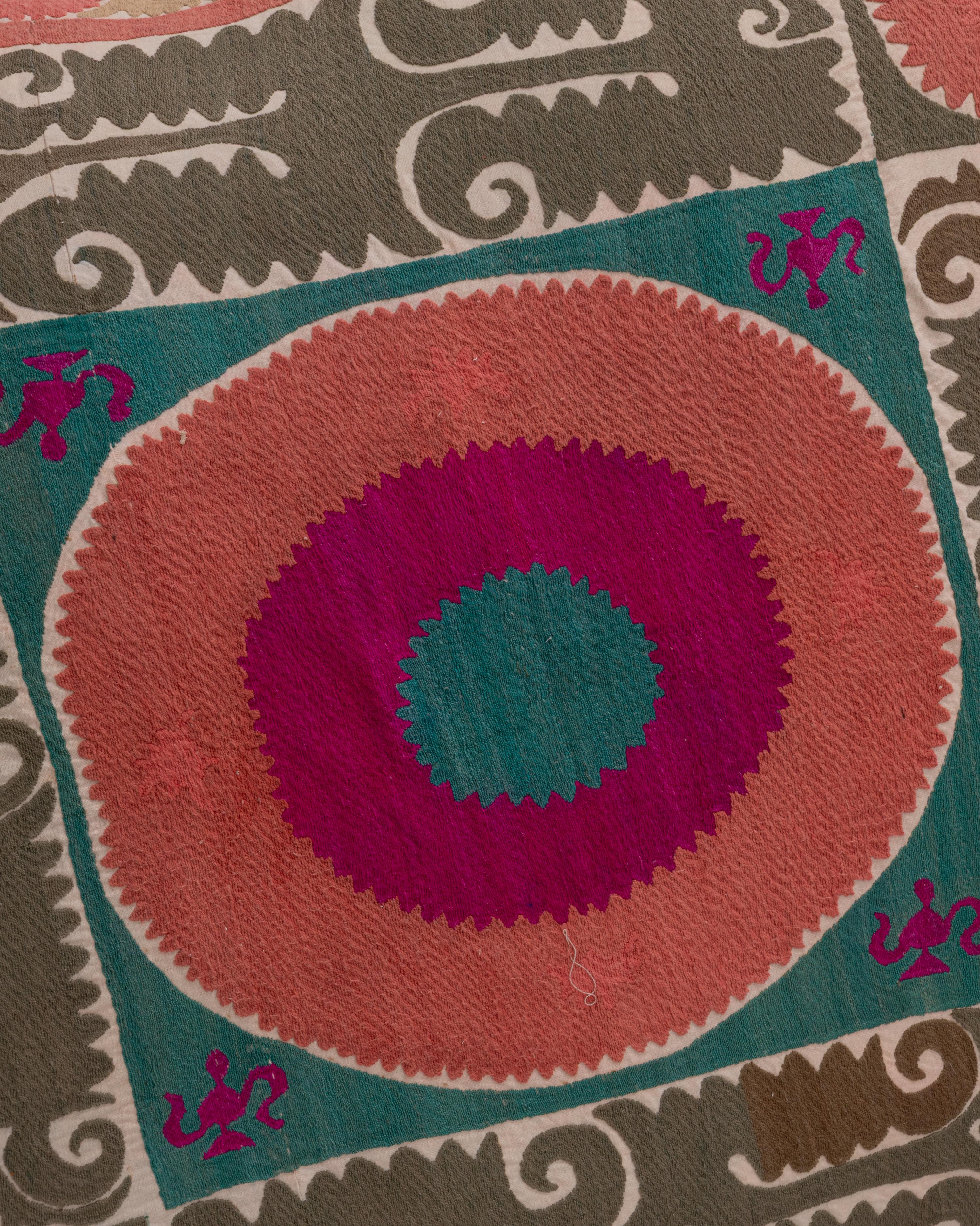 Coussin de sol géant fabriqué à partir d'une Suzani ouzbeke vintage en vente 3