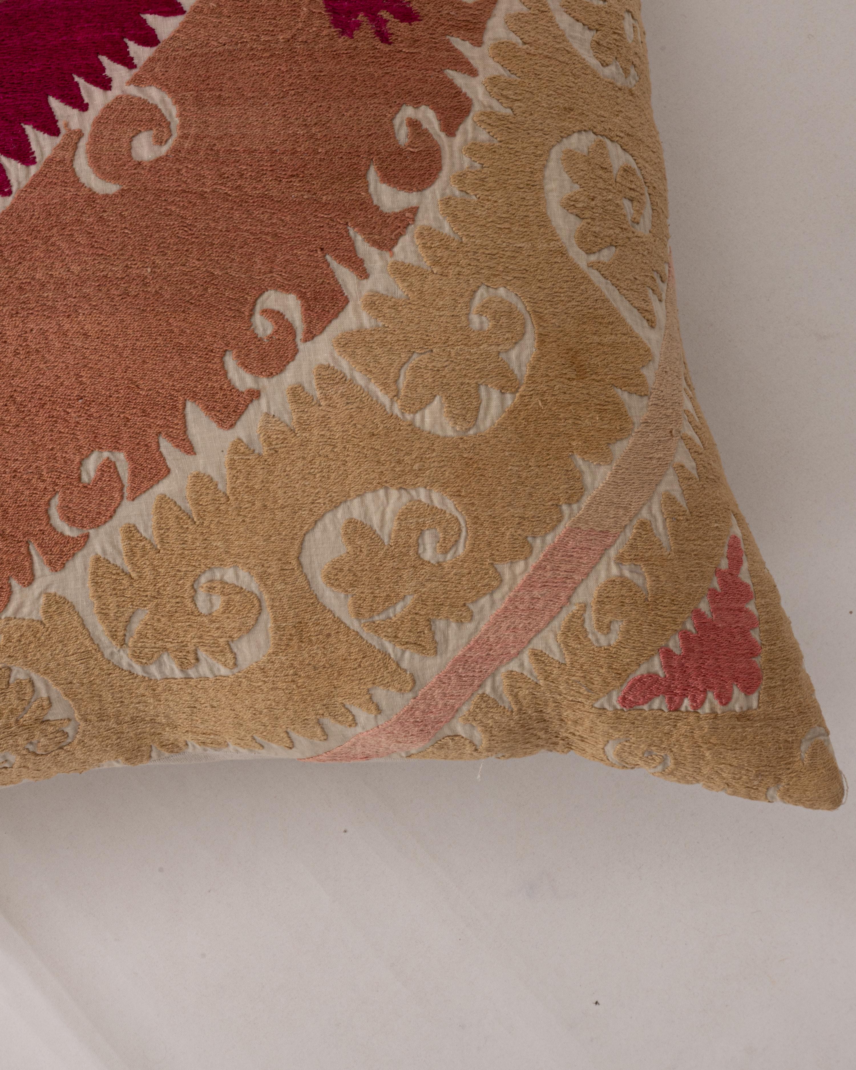 Coussin de sol géant fabriqué à partir d'une Suzani ouzbeke vintage en vente 3