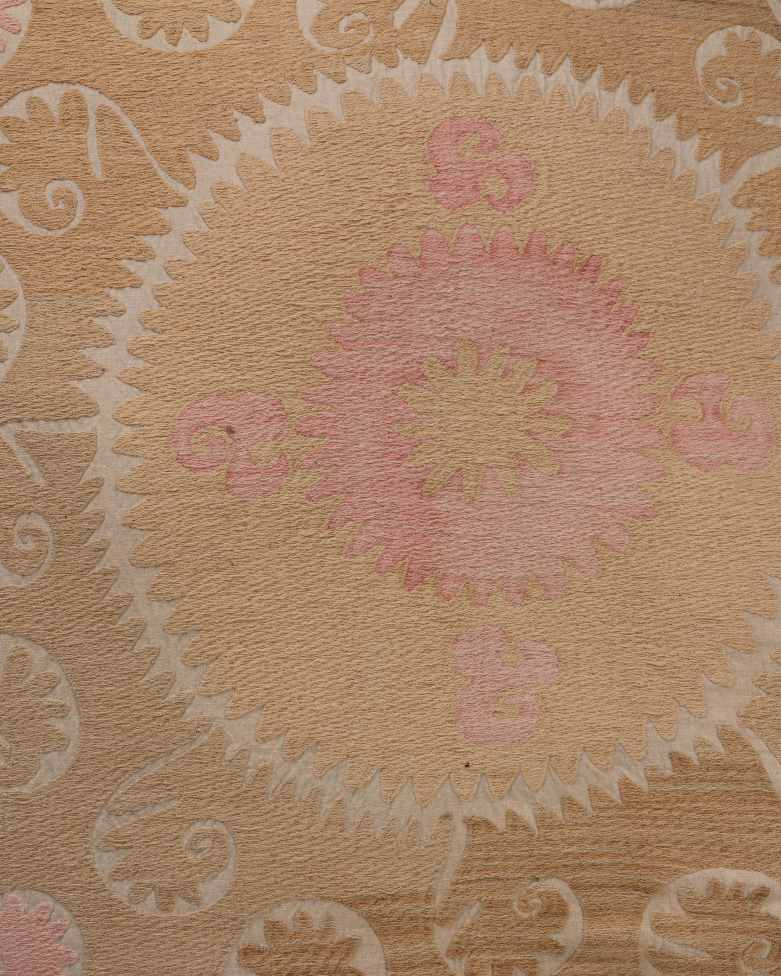 Coussin de sol géant fabriqué à partir d'une Suzani ouzbeke vintage en vente 3