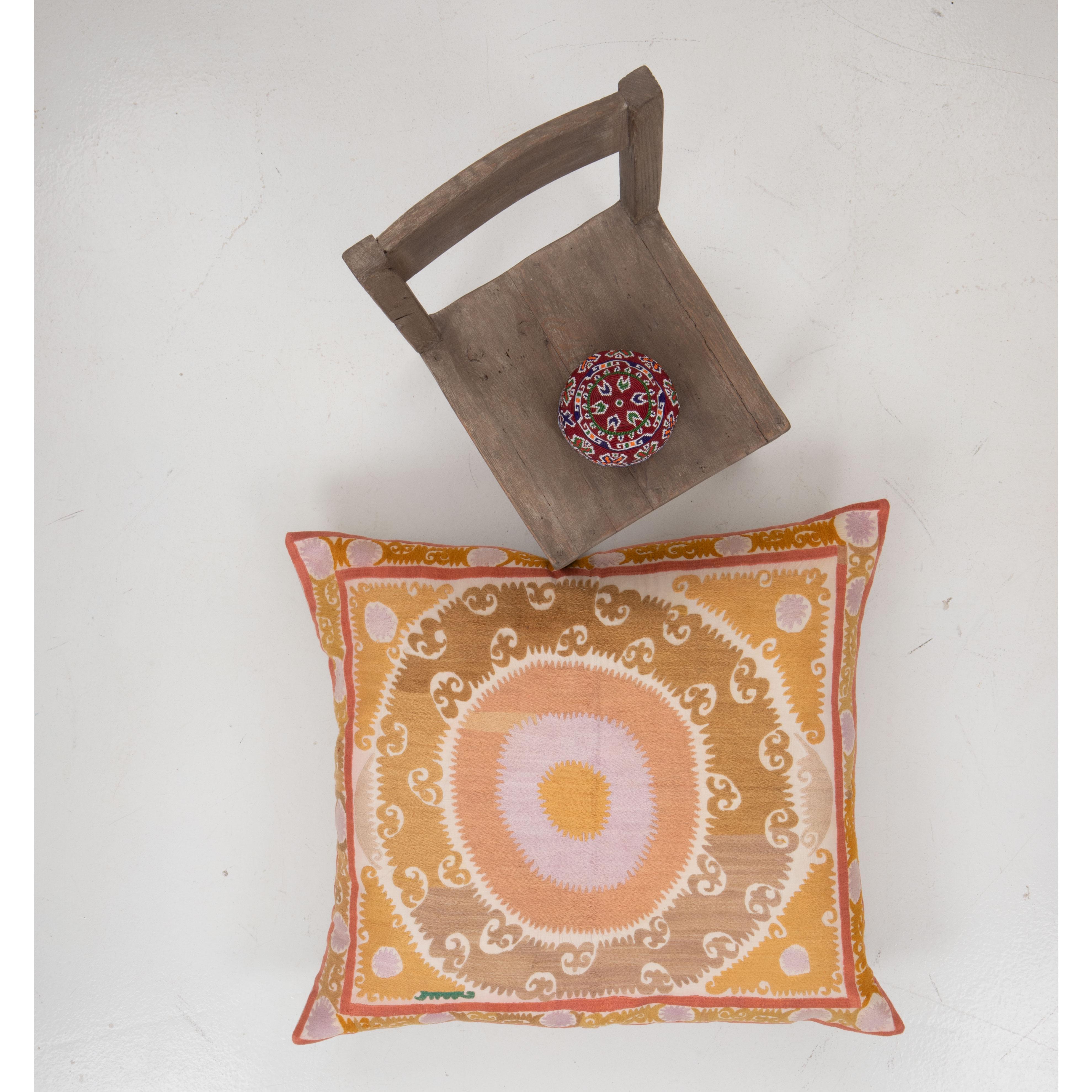 Coussin de sol géant fabriqué à partir d'une Suzani ouzbeke vintage 4