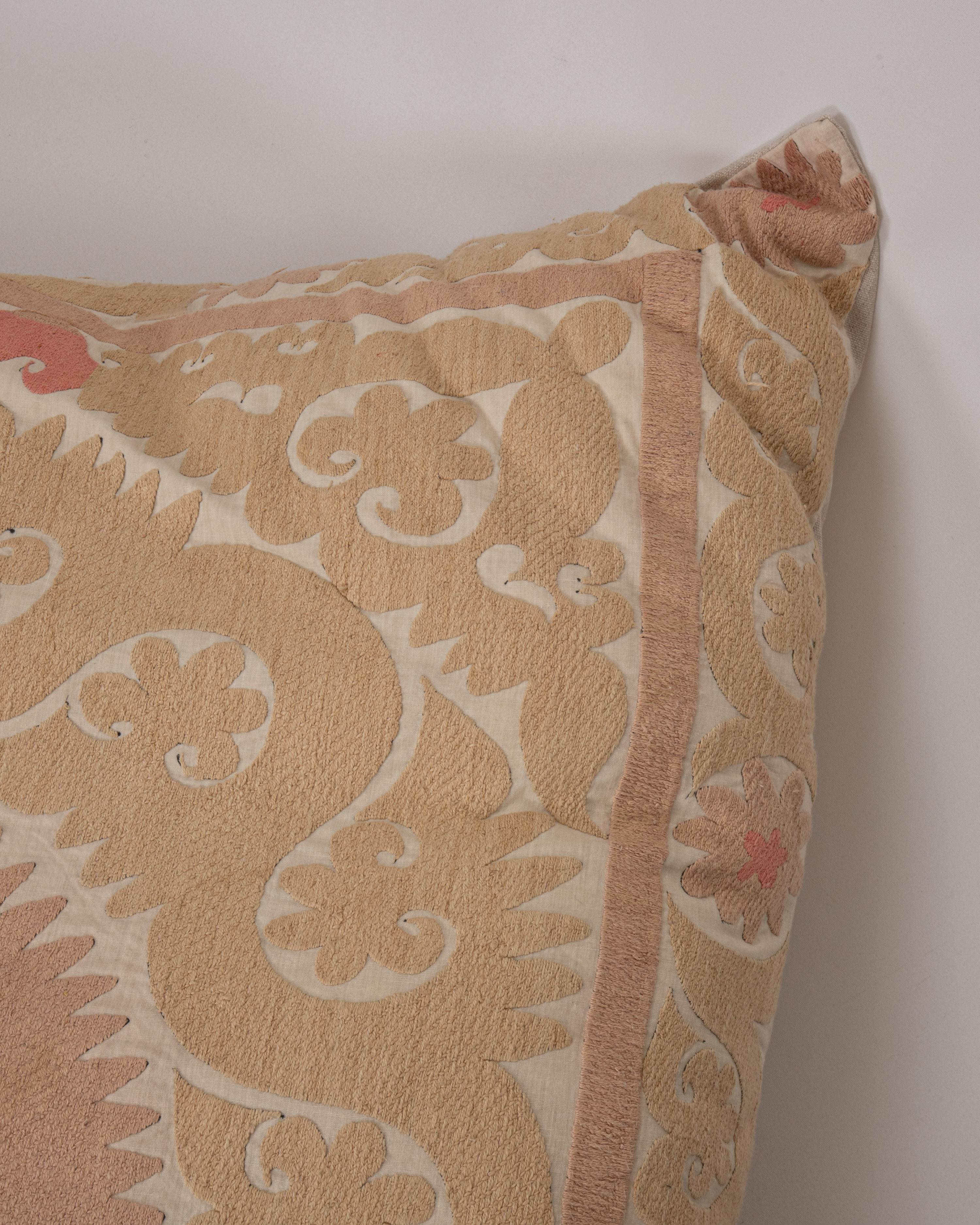 Coussin de sol géant fabriqué à partir d'une Suzani ouzbeke vintage en vente 4