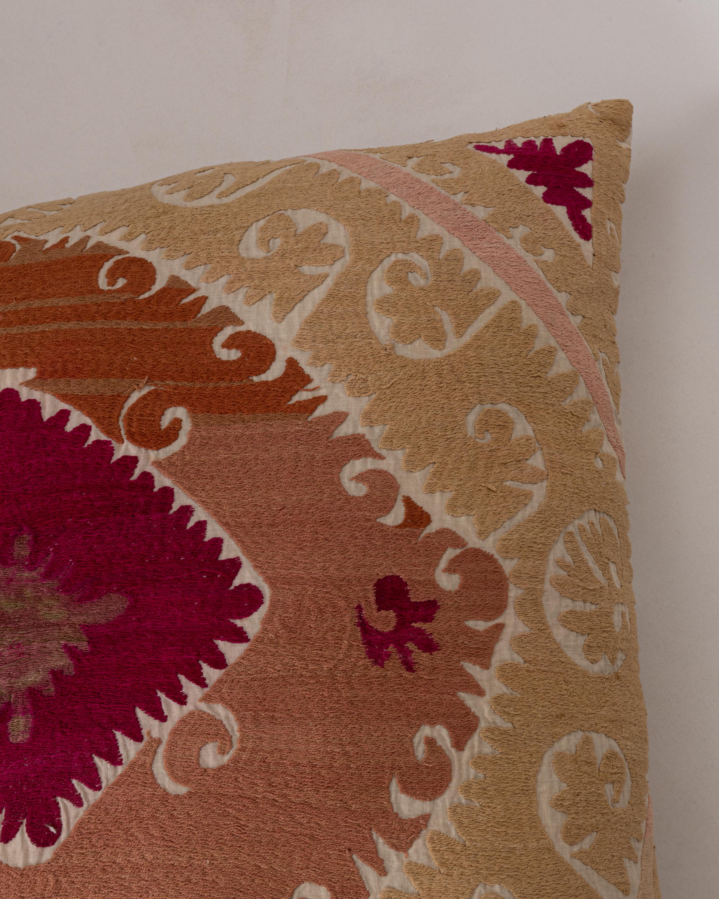 Coussin de sol géant fabriqué à partir d'une Suzani ouzbeke vintage en vente 4