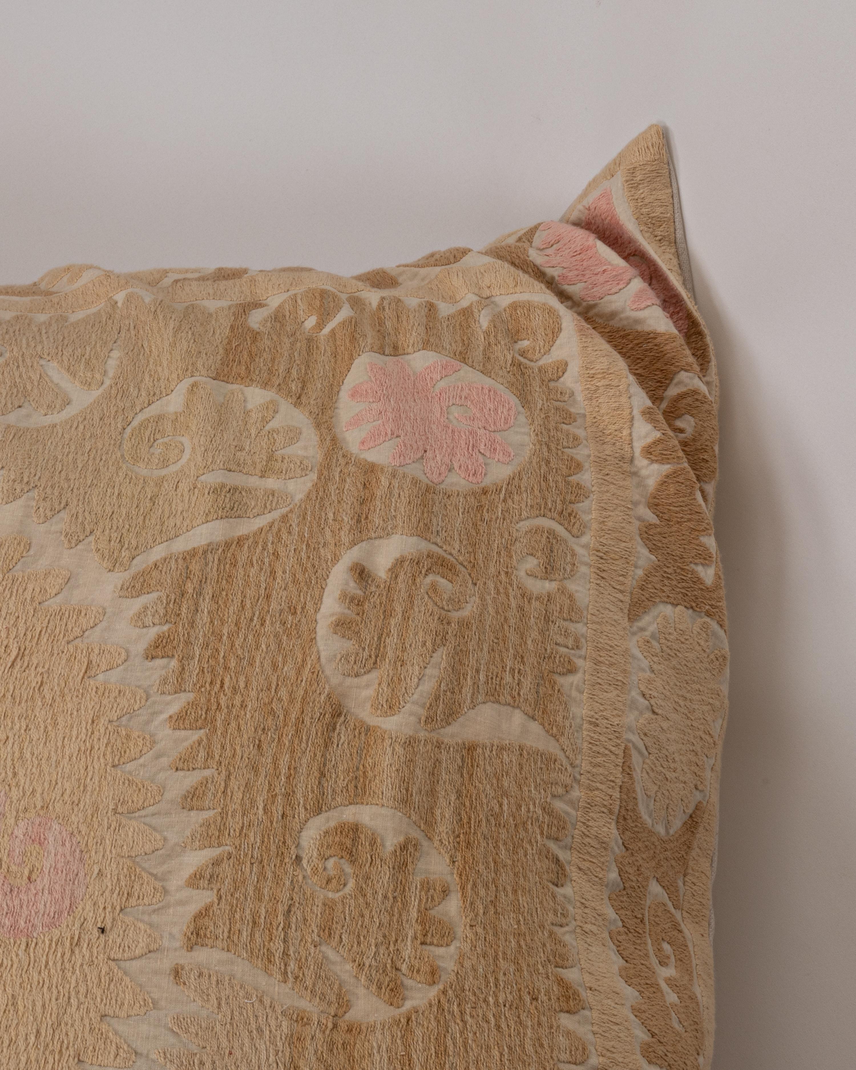 Coussin de sol géant fabriqué à partir d'une Suzani ouzbeke vintage en vente 4