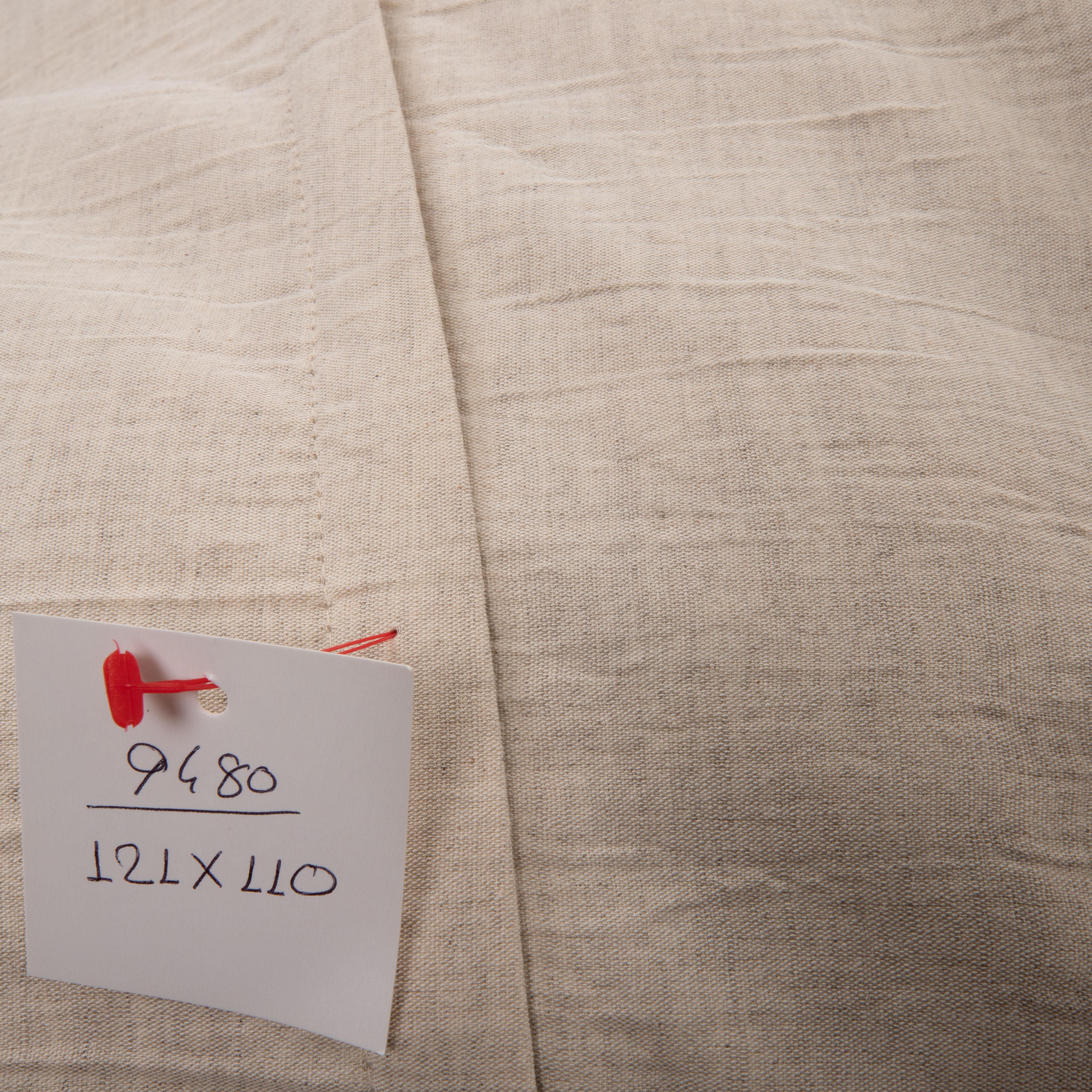 Coussin de sol géant fabriqué à partir d'une Suzani ouzbeke vintage en vente 5