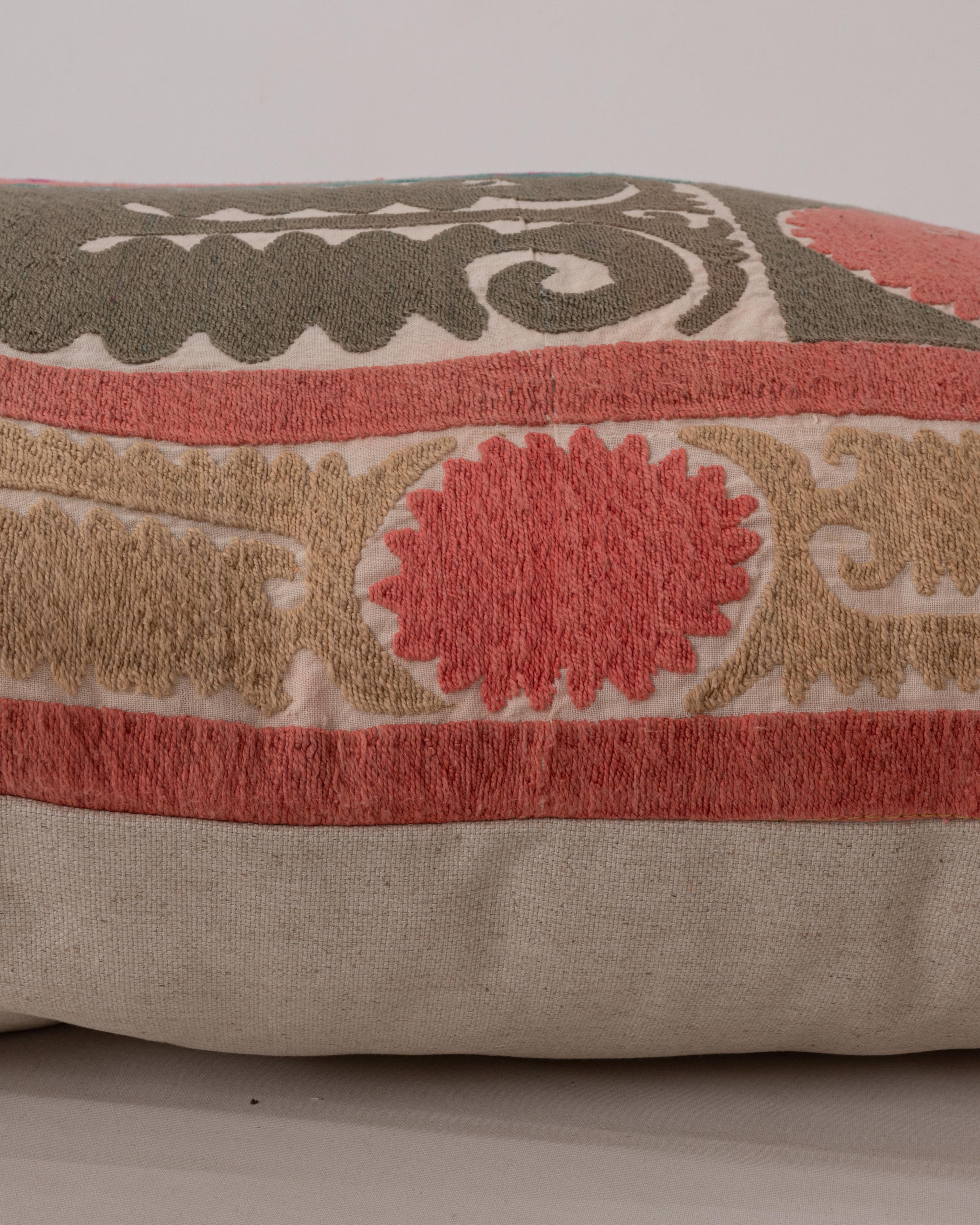 Coussin de sol géant fabriqué à partir d'une Suzani ouzbeke vintage en vente 5